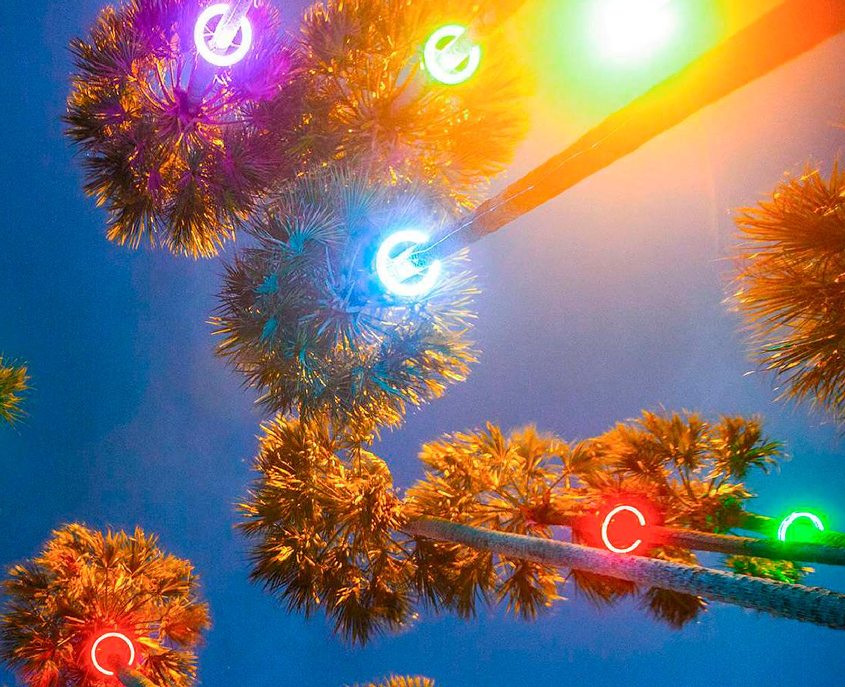 Benvenuti a Miami Beach. Paesaggio a colori in edizione limitata - Color Photograph Blu di Juan Pablo Castro