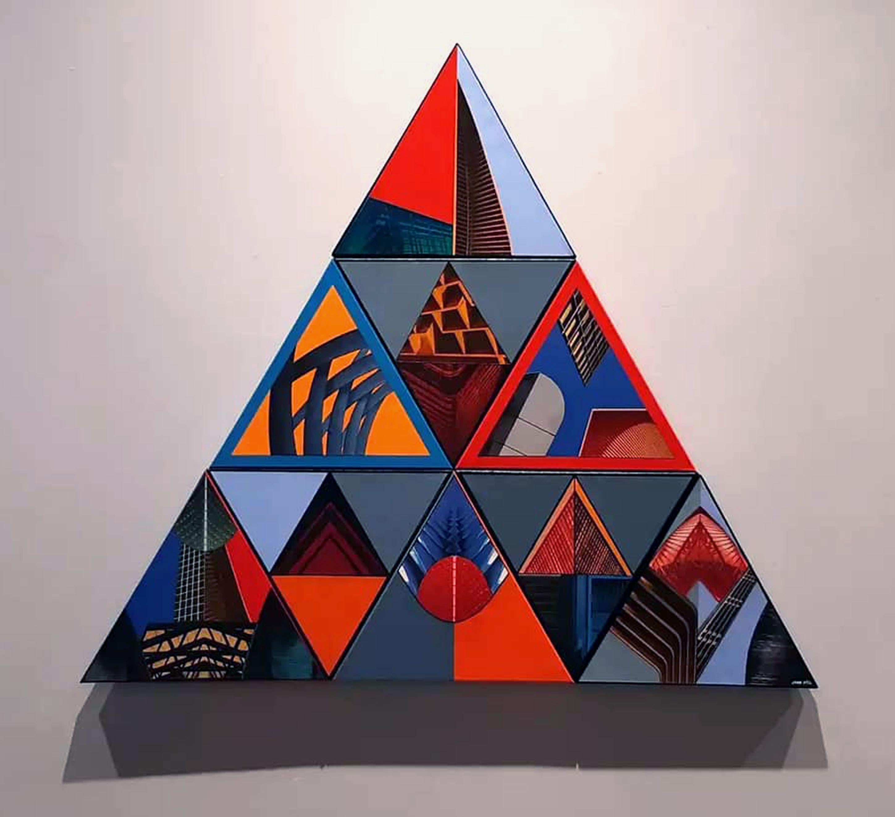 Cyberurban en triángulos. Peinture abstraite constructiviste colorée futuriste. - Constructiviste Painting par Juan Pita
