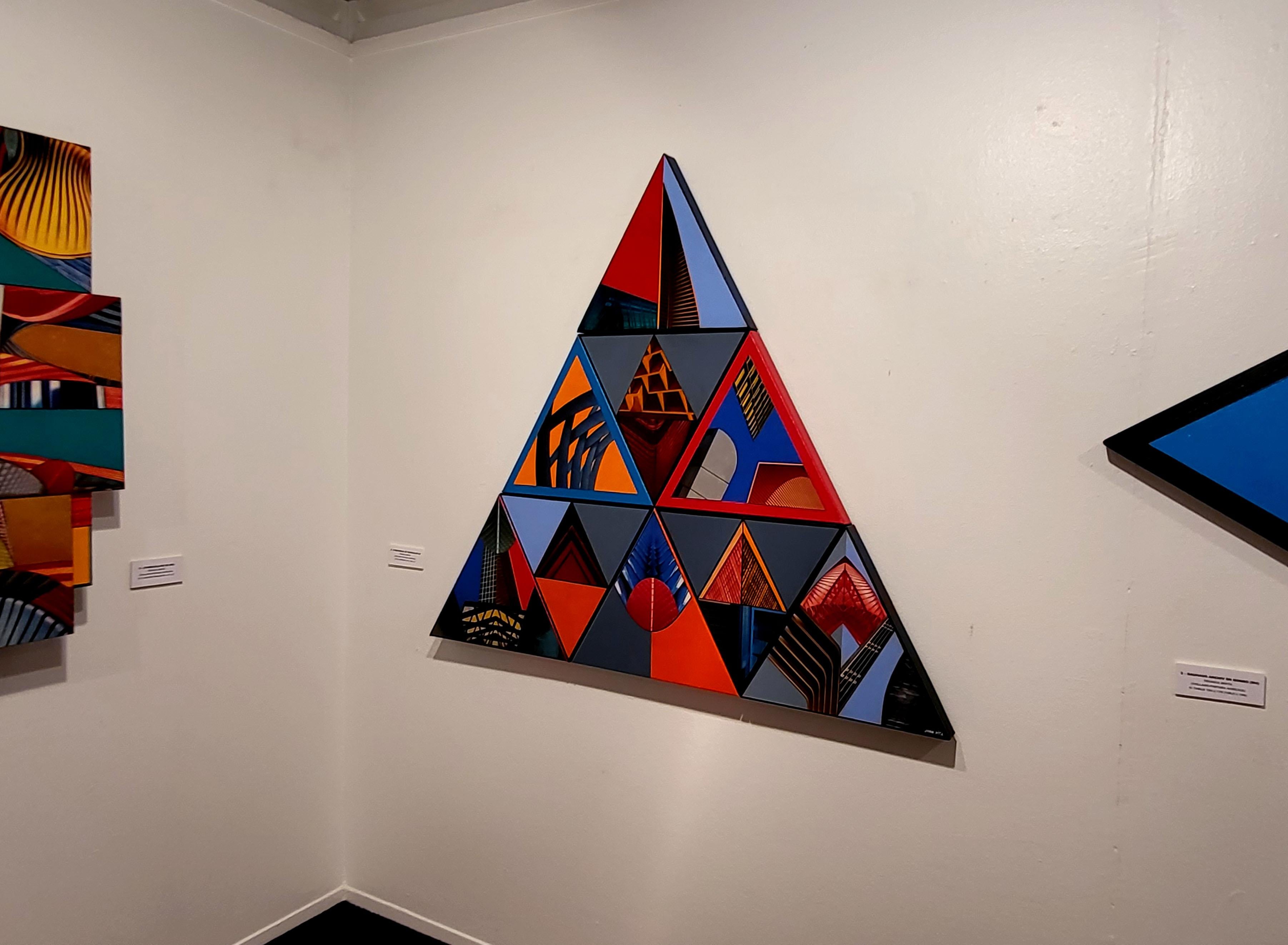 Cyberurban en triángulos. Peinture abstraite constructiviste colorée futuriste. - Noir Abstract Painting par Juan Pita