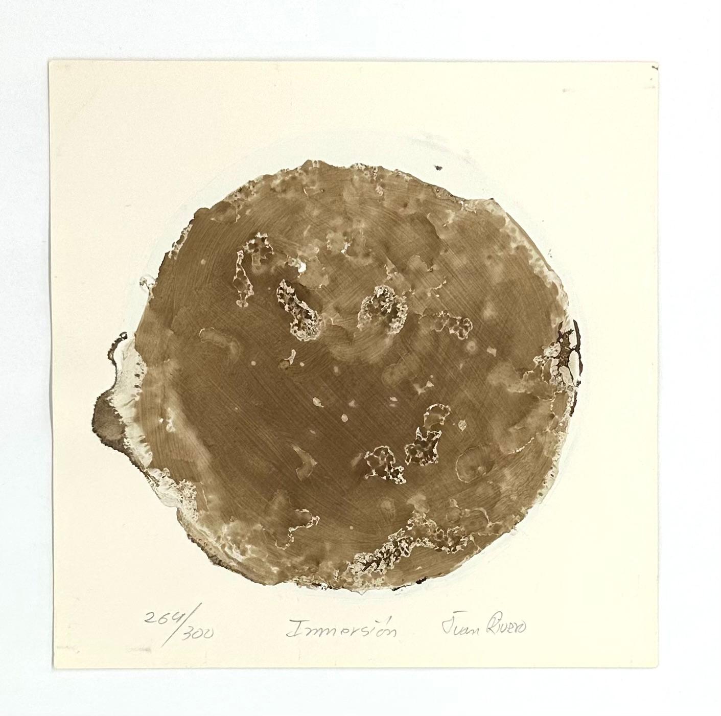 Juan Rivero (Cuba, 1976)
Inmersión (La Huella Múltiple)', 2002
incisione su carta
8,1 x 8,1 pollici (20,5 x 20,5 cm).
Edizione di 300
ID: HUE-252  
Firmato a mano dall'autore