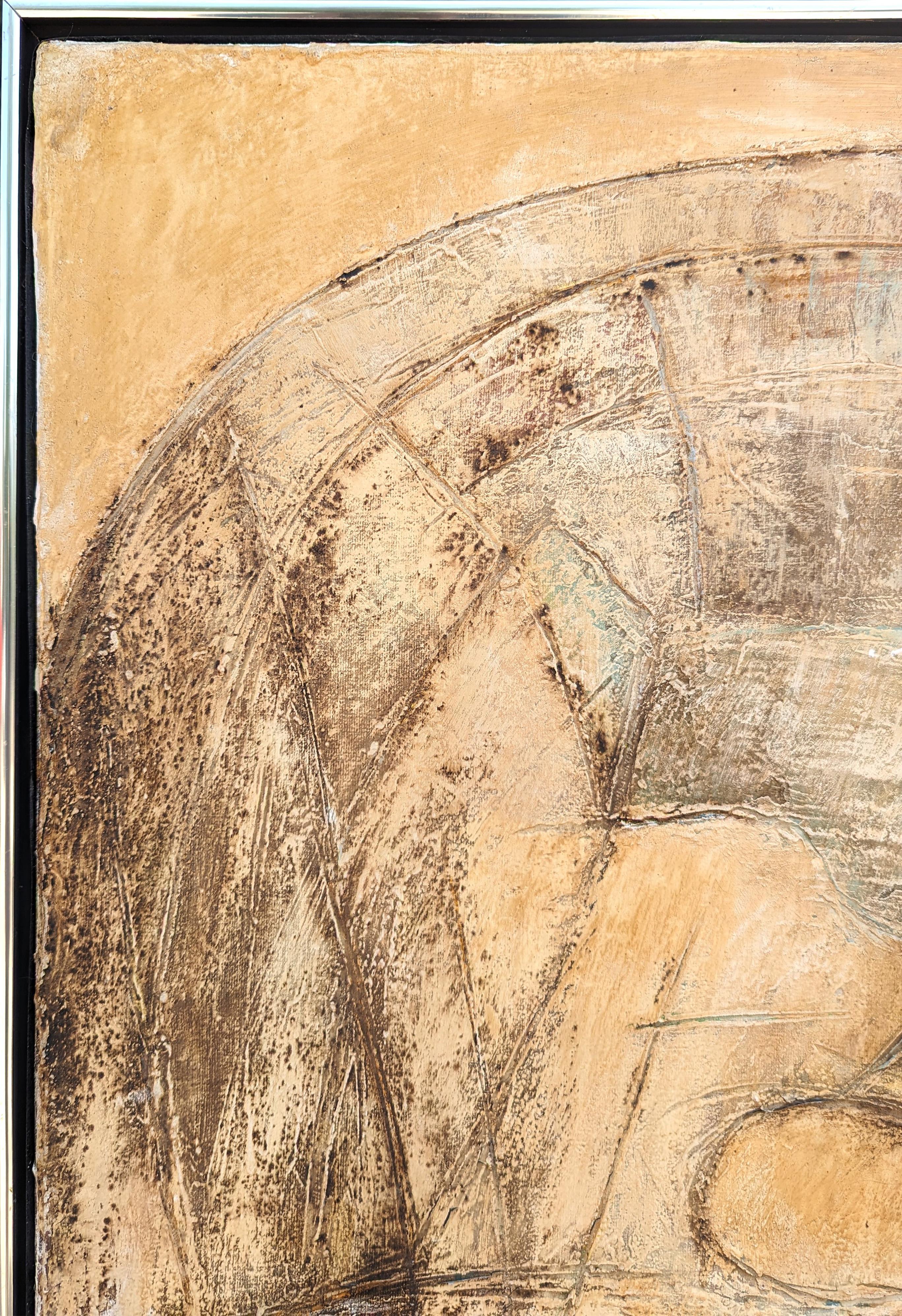 Moderne expressive abstrakte Malerei des mexikanischen Künstlers Juan Sanchez-Juarez. Das Werk zeigt ein hellbraunes und cremefarbenes Feld mit großen geometrischen Formen, die durcheinander gewirbelt sind. Signiert vom Künstler in der rechten