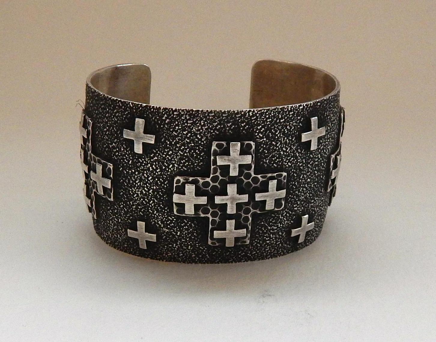 Juan Willie Navajo Artist, Sterling Cuff Bracelet with Crosses In Excellent Condition For Sale In Phoenix, AZ