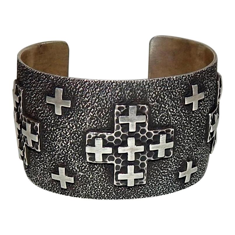 Juan Willie Navajo Artist, bracelet manchette en argent avec croix