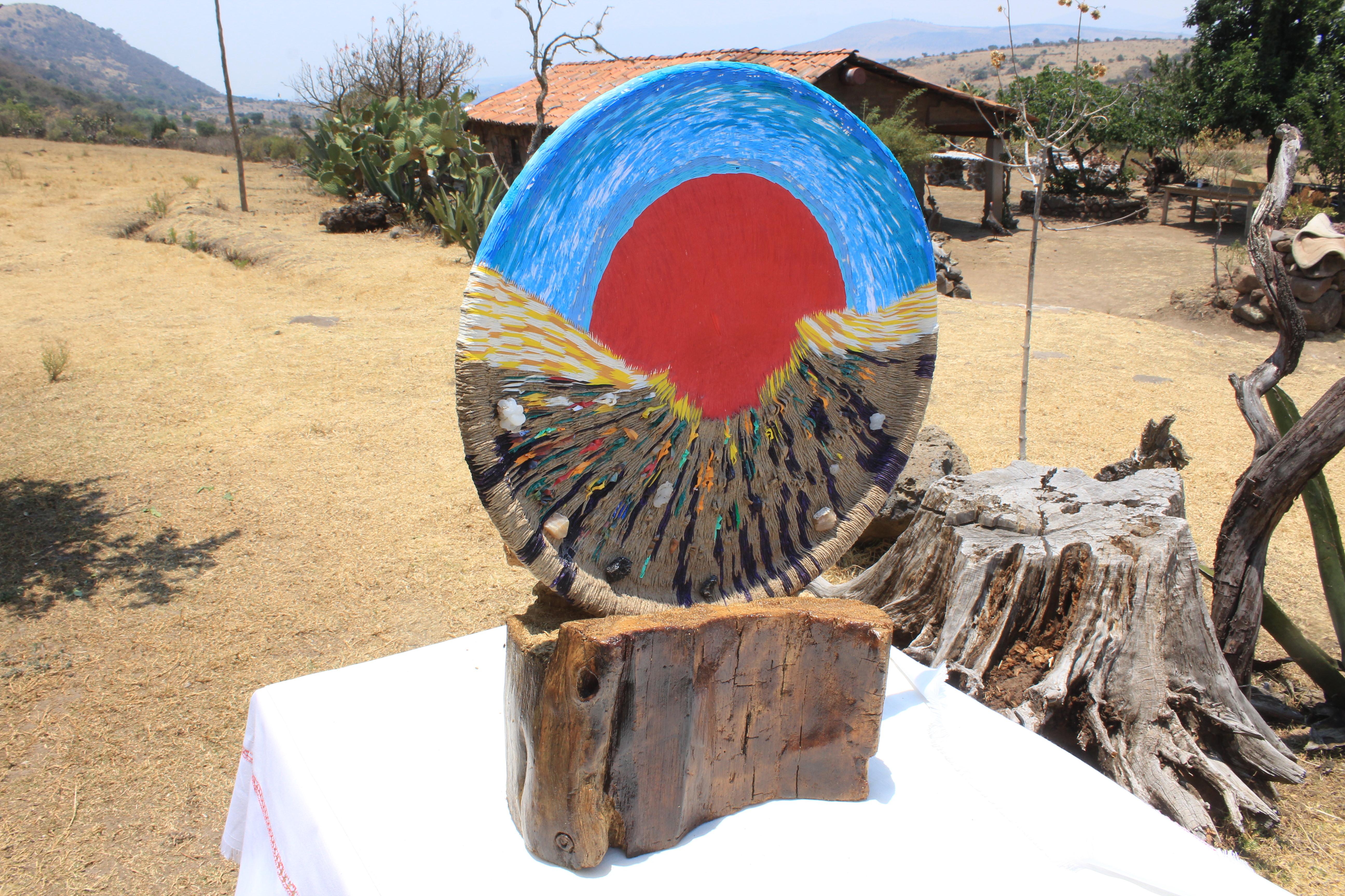 #mandala #spiritualart #introspecction #scultura #natura #paesaggio #informazione #outdoors #contemporaryart #argilla #sole #energia

JUANA MARTÍNEZ 
 (Tlalpujajua, Michoacán, 1953) Vive e lavora a Tlalpujahua, Michoacán. 

Juana vive in una capanna