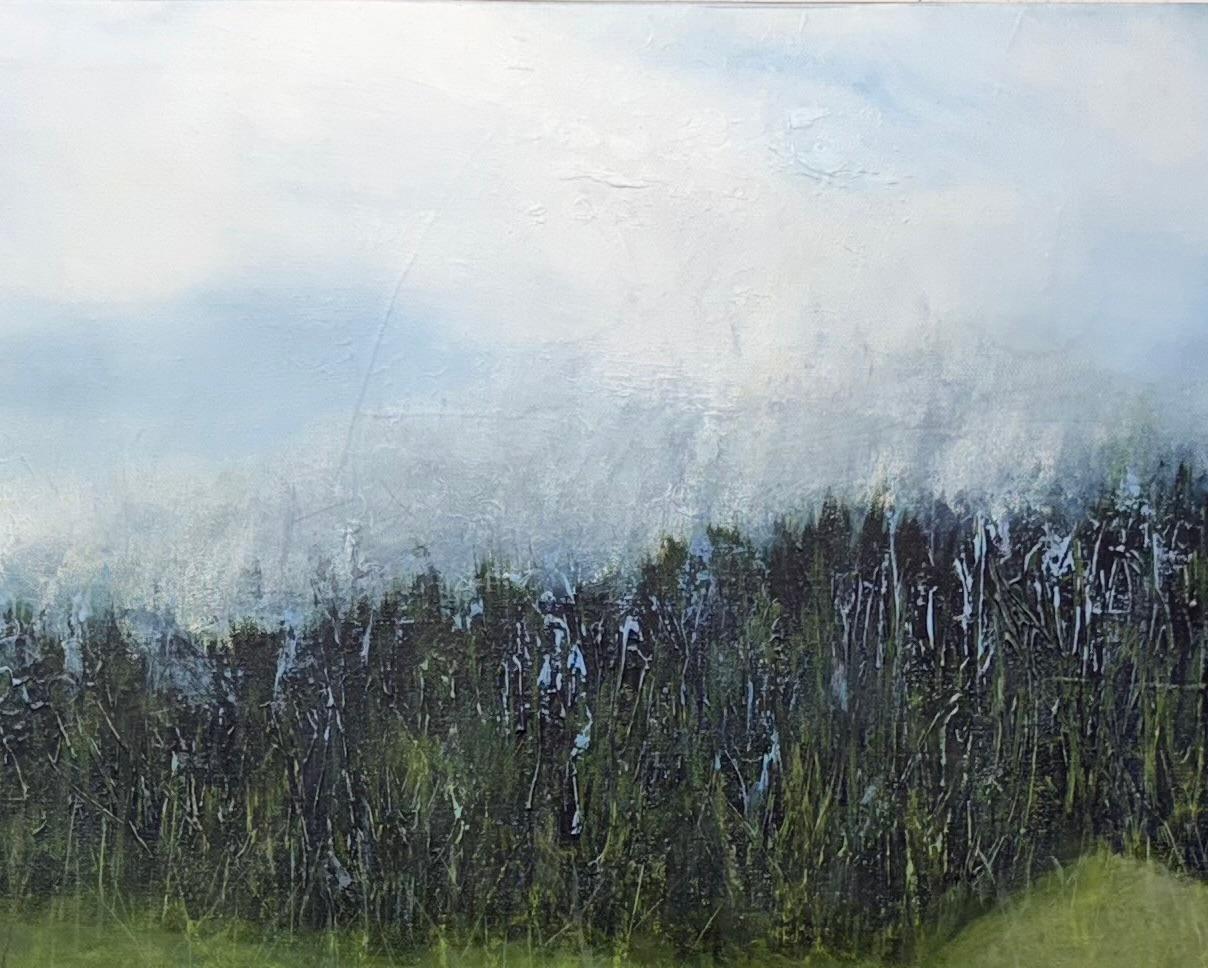 Este original cuadro de paisaje de una tranquila escena fluvial capta la serena belleza de la naturaleza virgen. Una suave curva de agua azul pálido serpentea entre exuberantes pastos verdes, enmarcada por lejanas líneas de árboles suavizadas por la