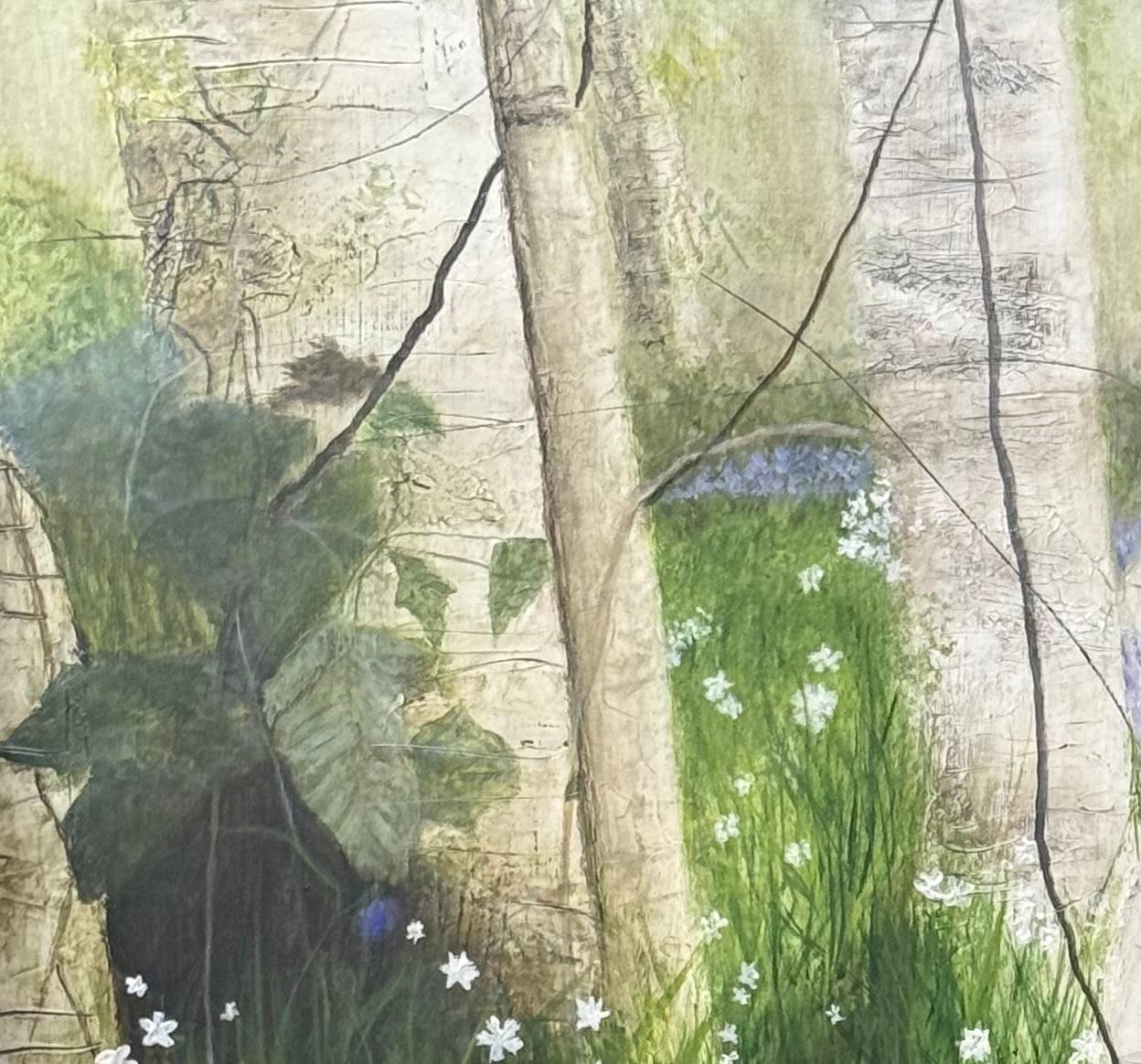 Birke Song, Birken, wilde Glockenblumen, Waldlandschaft, heiter – Painting von Juanita Bellavance 