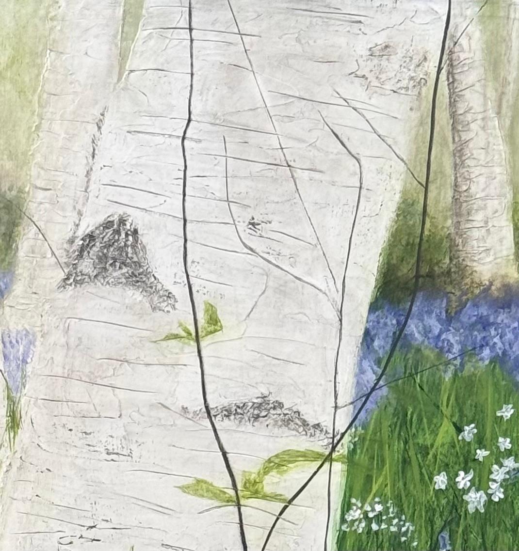 Birke Song, Birken, wilde Glockenblumen, Waldlandschaft, heiter (Grau), Landscape Painting, von Juanita Bellavance 