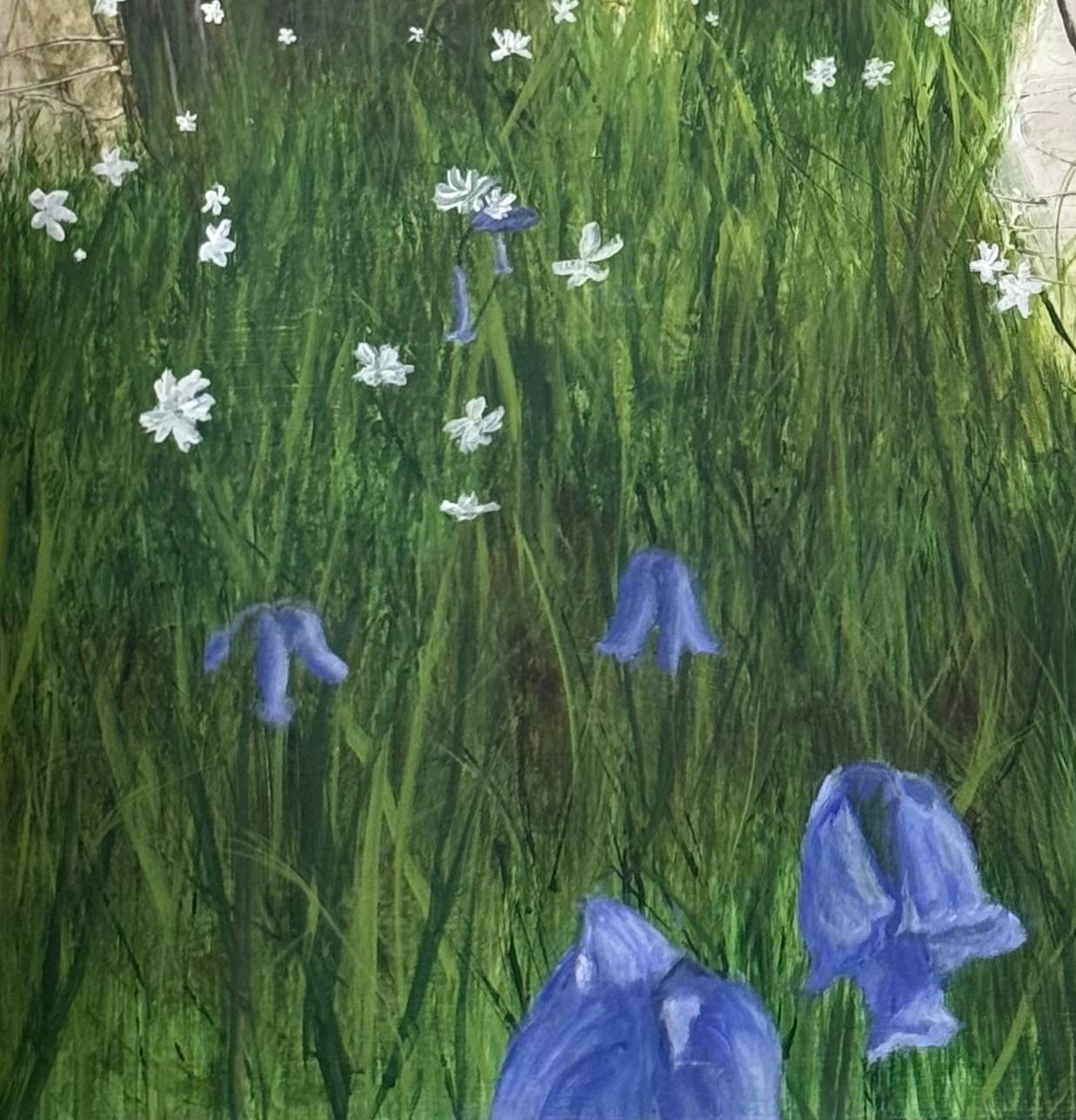 Dieses heitere botanische Gemälde fängt den stillen Zauber einer frühlingshaften Waldszene ein. Mit seinen Birken, wilden Glockenblumen und Waldblumen zieht es den Betrachter in einen friedlichen, lichtdurchfluteten Wald. Die schlanken weißen Stämme