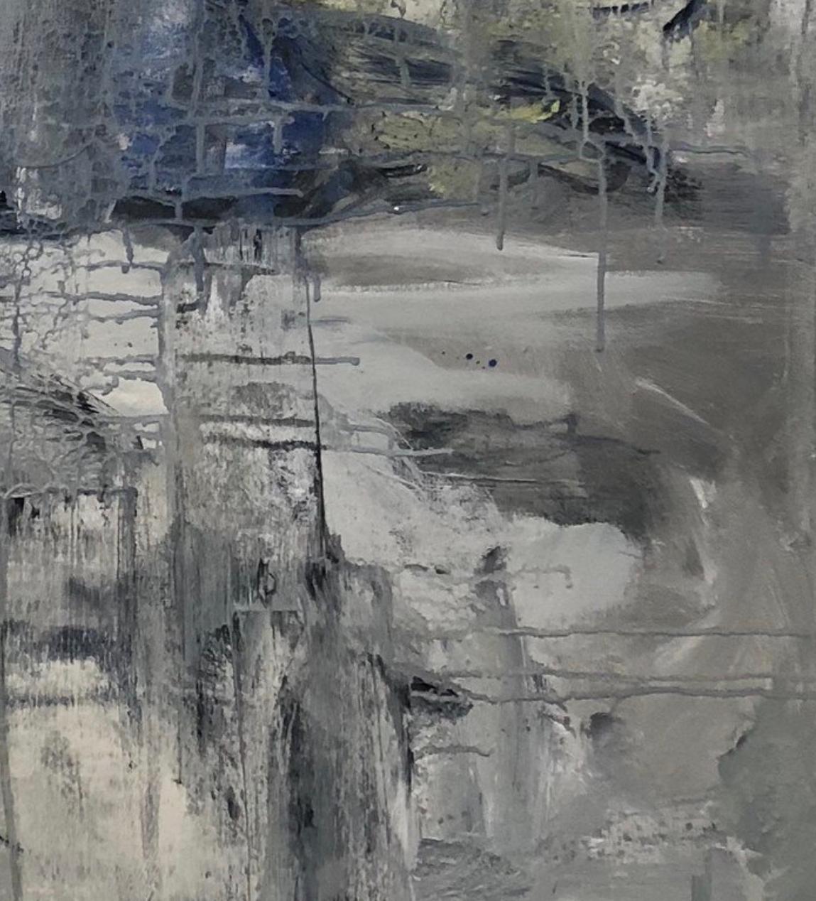 Breakthrough lumineuse, expressionnisme abstrait, bleu, blanc, gris, noir - Noir Abstract Painting par Juanita Bellavance 