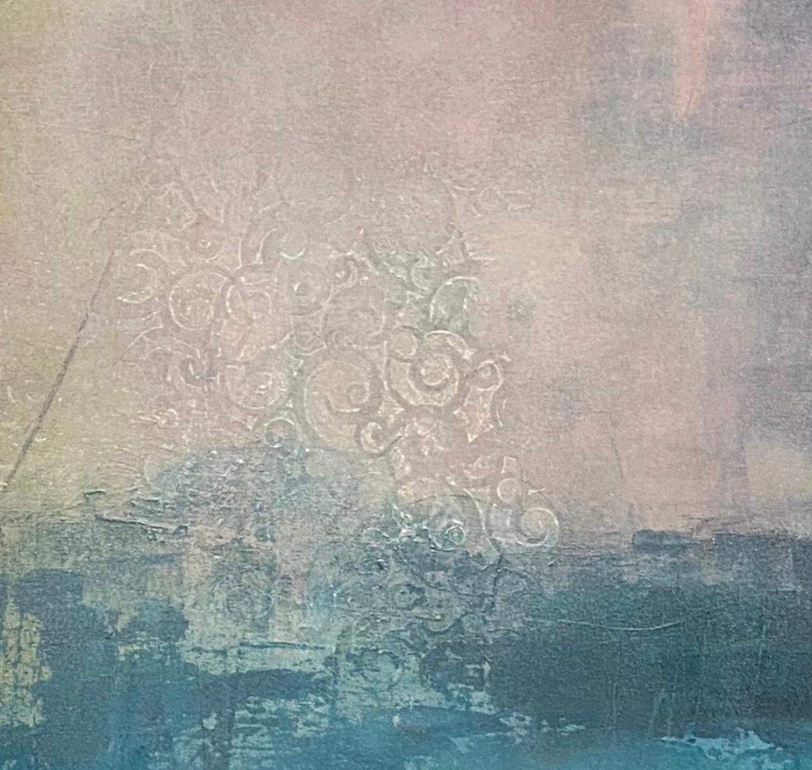 Le lever du soleil sur la baie, paysage marin contemporain, bleu, rose, réflexion, flair asiatique - Gris Abstract Painting par Juanita Bellavance 