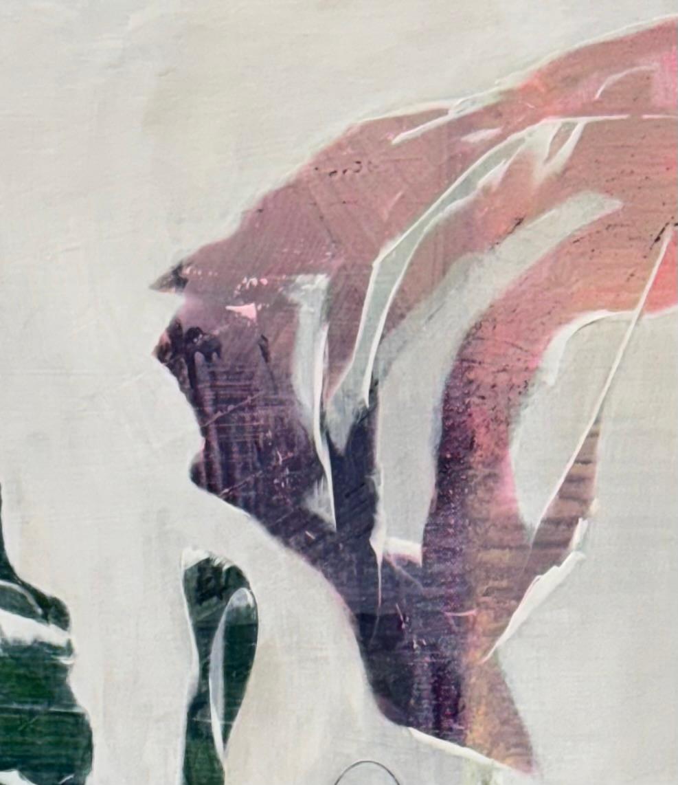 Dans cette abstraction botanique lumineuse, les formes délicates des fleurs sauvages et du feuillage semblent se dissoudre dans un doux voile d'atmosphère. Des fleurs de couleur chair flottent au-dessus de tiges vertes en cascade, leurs bords se