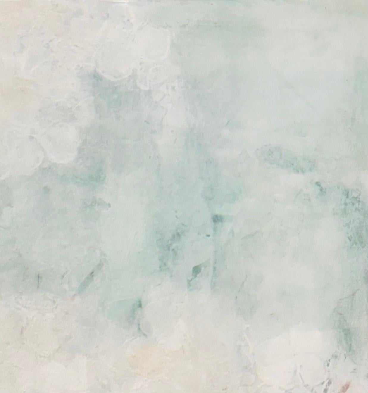 Cette peinture abstraite originale évoque un sentiment de calme éthéré, où les blancs doux et les tons aqua pâles dérivent ensemble comme des chuchotements de nuages dans le ciel. Les couches délicates et les textures subtiles créent une impression