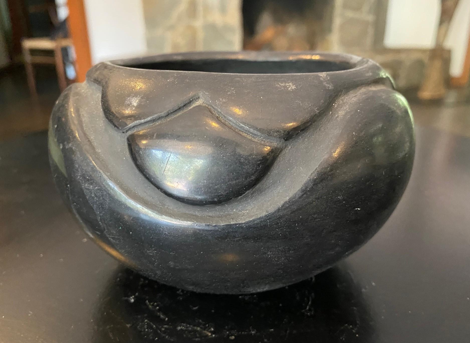 Juanita Montoya Pena Signed San Ildefonso Pueblo Blackware Pottery Bowl Vase In Good Condition For Sale In Studio City, CA