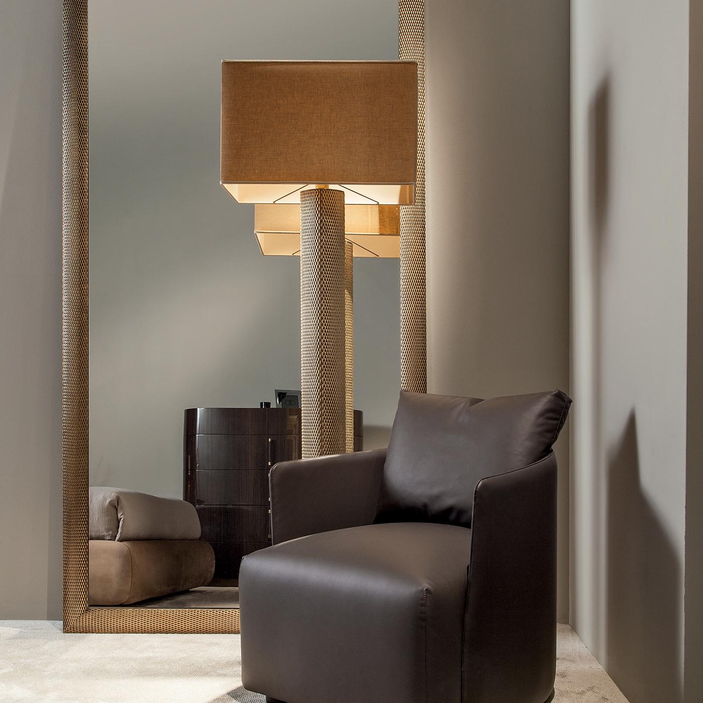 This distinctive floor lamp features a bold, imposing silhouette that will add personality and an intimate glow in any living room corner, thanks to its soft, earthy hues. The structure is made entirely of solid wood with an exquisitely executed