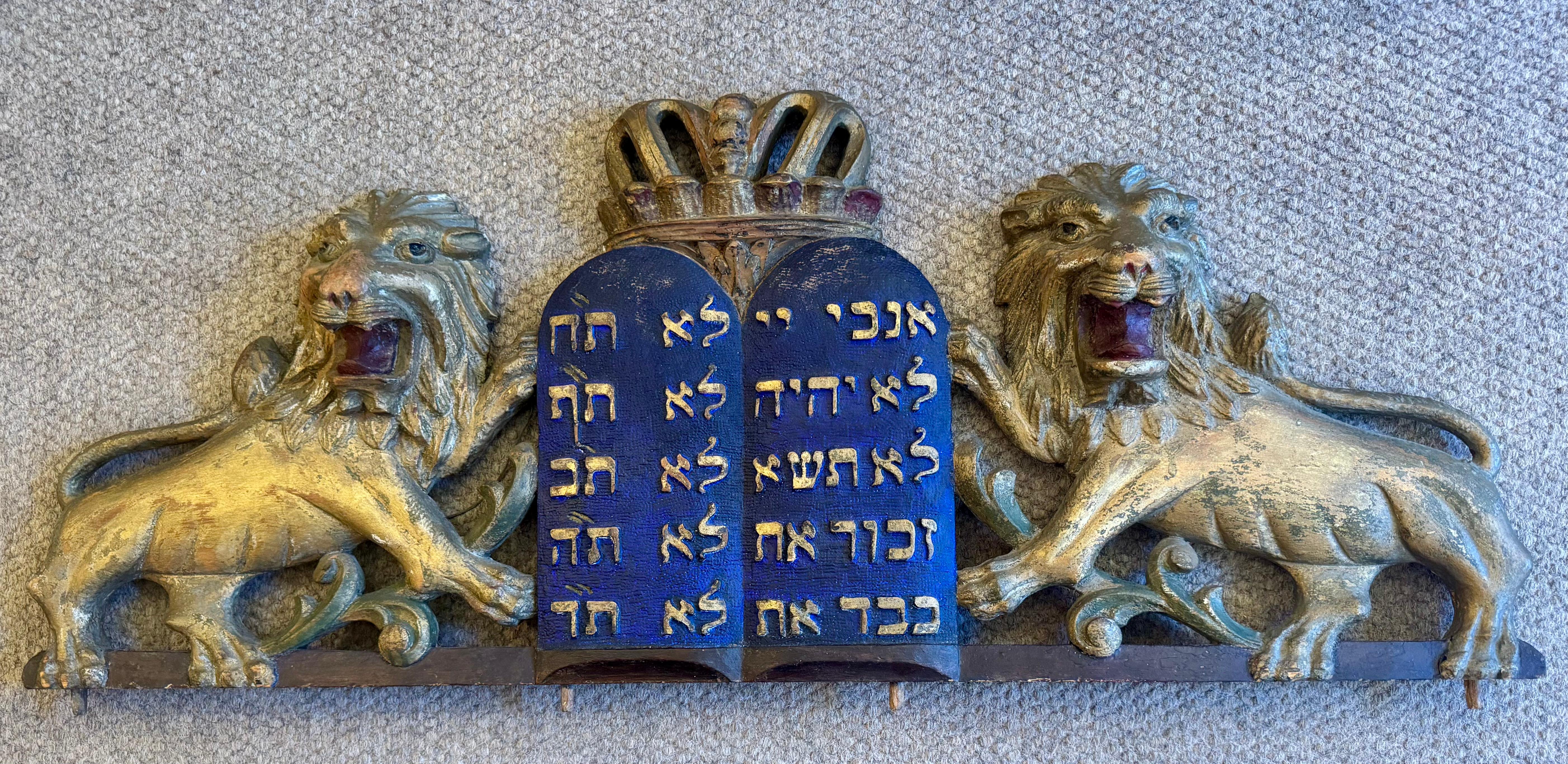 

Dieser ungewöhnliche Giebel stammt von der Spitze einer Arche. Er ist bis auf die Zapfen, mit denen er befestigt wurde, original, abgesehen von einer kleinen Auffrischung der blauen Farbe.  Die Tafeln sind im Relief auf einem matten Grund