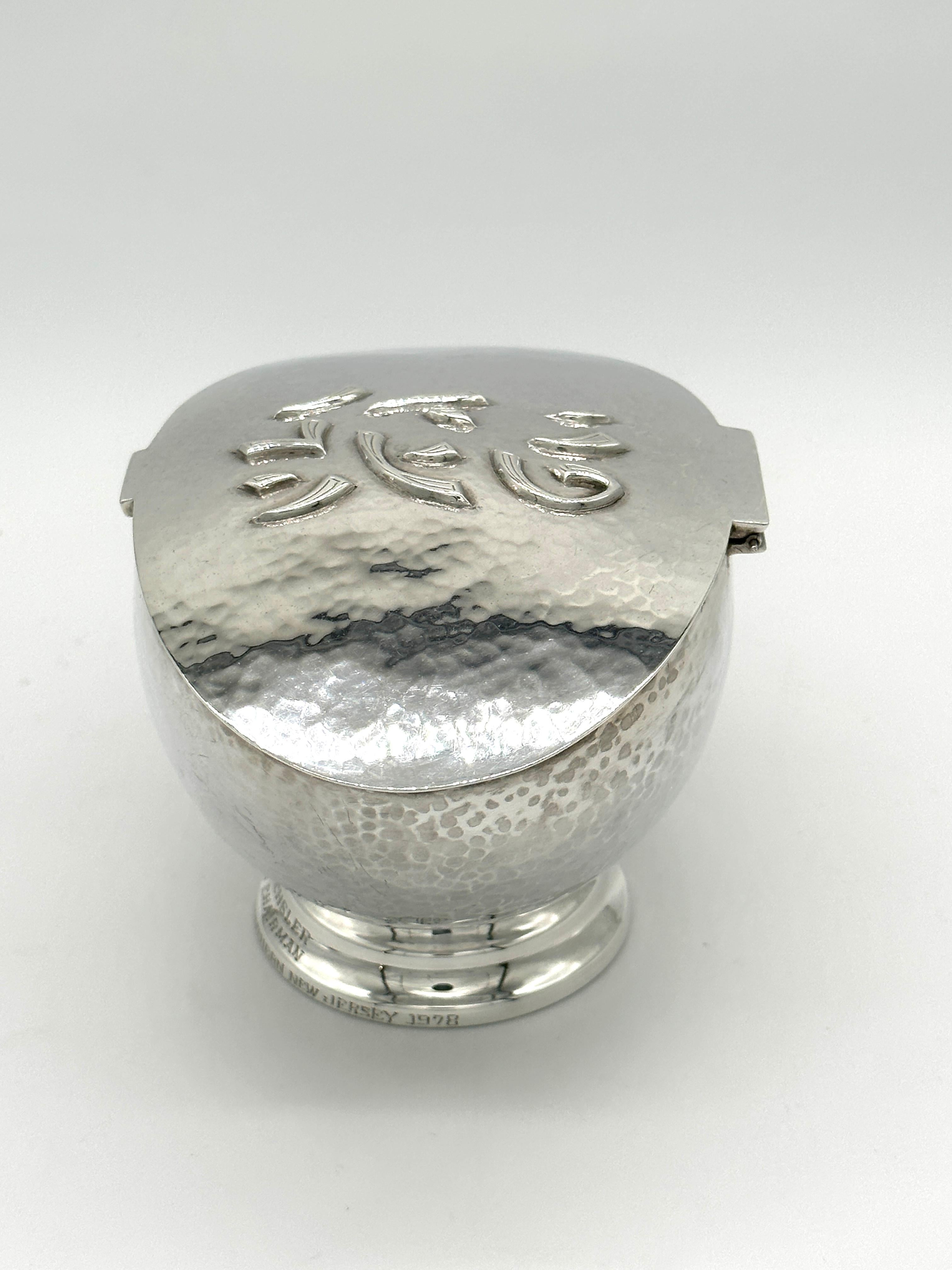 JUDAICA CAJA DE PLATA PARA ETROG DISEÑADA POR LUDWIG WOLPERT. Nueva York, siglo XX en venta 8