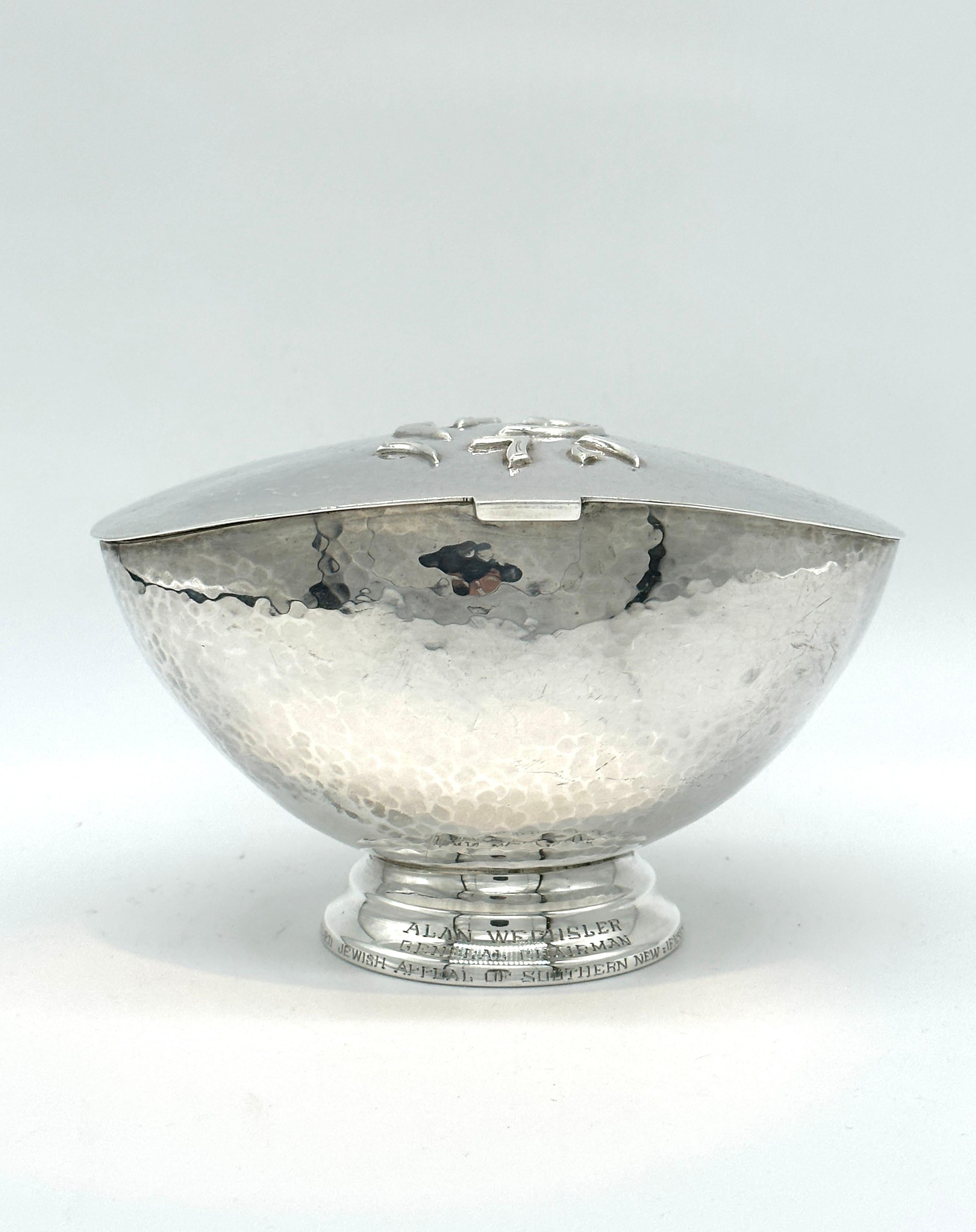 JUDAICA CAJA DE PLATA PARA ETROG DISEÑADA POR LUDWIG WOLPERT. Nueva York, siglo XX en venta 1