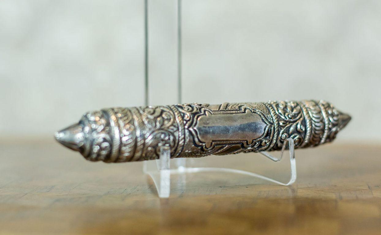 We present you this mezuzah in the shape of an oblong cylinder finished on two sides with a cone.

The whole is made of silver.

Weight of the silver: 113.410 grams.

Presented item is in very good condition, silver covered in