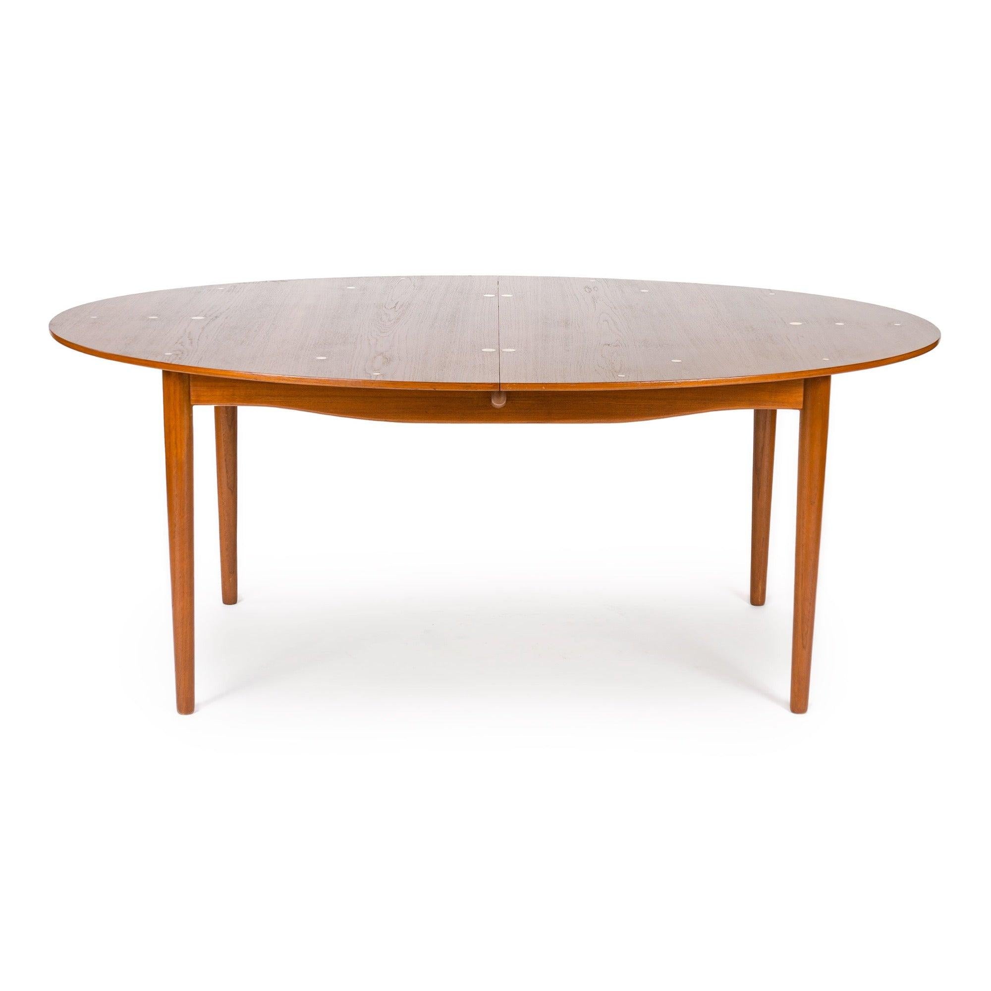 Rare et superbe table de salle à manger Judas en bois massif de Finn Juhls. Fabriquée par Niels Vodder, la table est dotée d'un plateau ovale extensible (sans feuilles). Des incrustations rondes en argent flottent sur une base sculpturale et