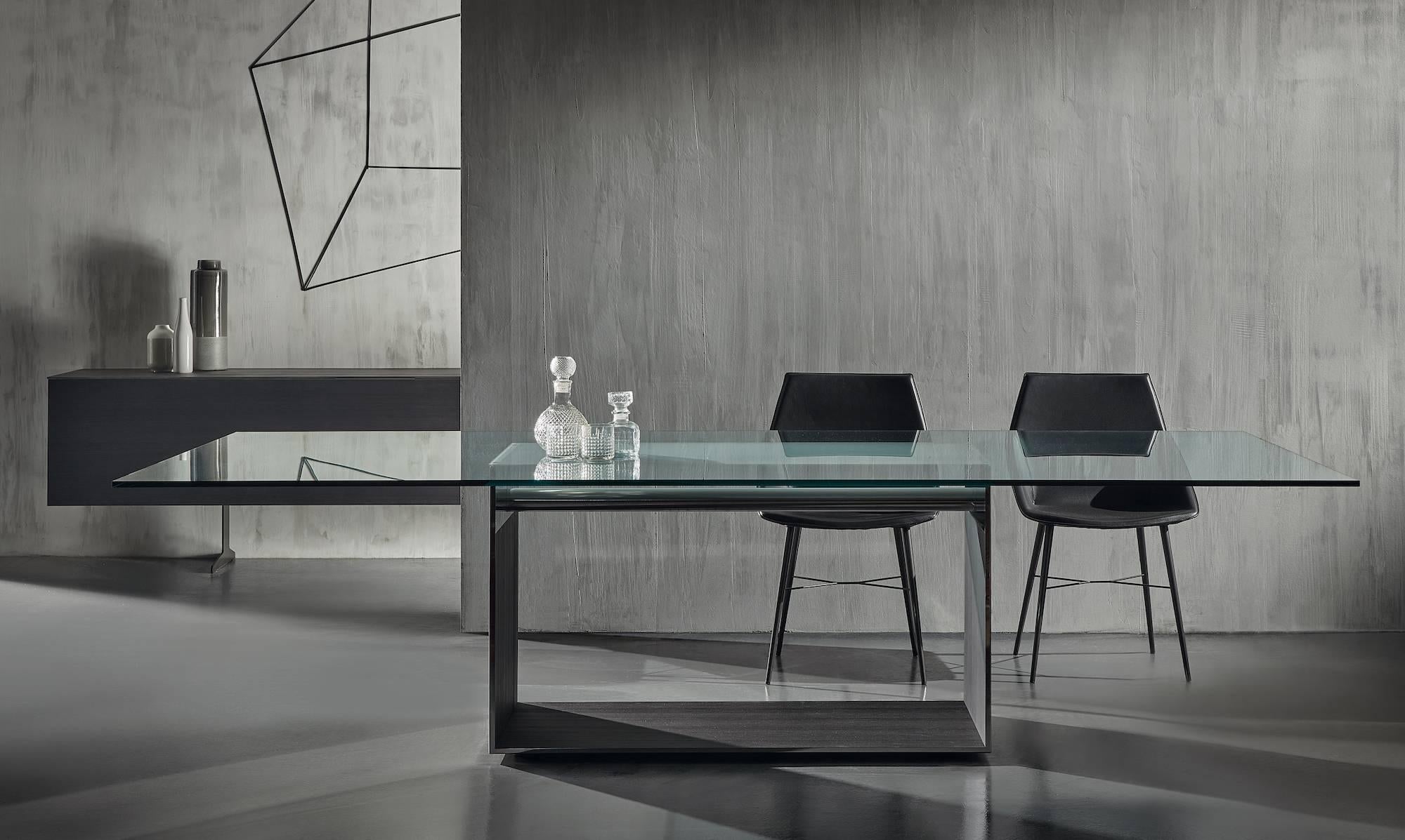 A monolithic structure with extremely light, minimal volumes, which combine numerous, surprisingly different materials. Range of tables that combines an essential line with rich materials An innovative and slim structural panel forms the base of the