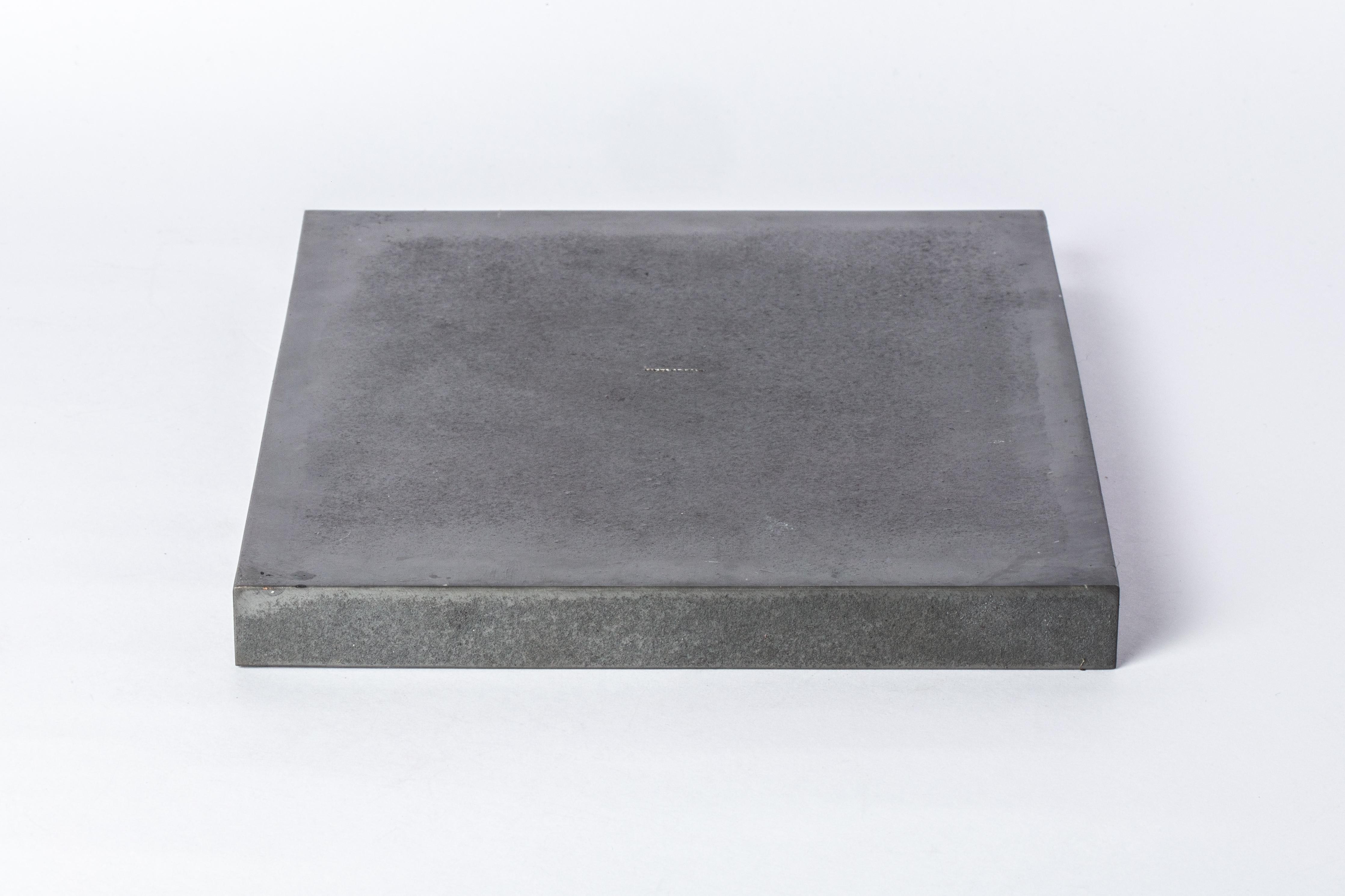 Dieses Tablett ist handgefertigt aus Eisen mit Säureoxidation. Sie ist ein Meisterwerk der Metallverarbeitung und wurde mit größter Sorgfalt gefertigt. Jeder Zentimeter ist ein Zeugnis handwerklichen Könnens, denn jedes Teil wird von Hand