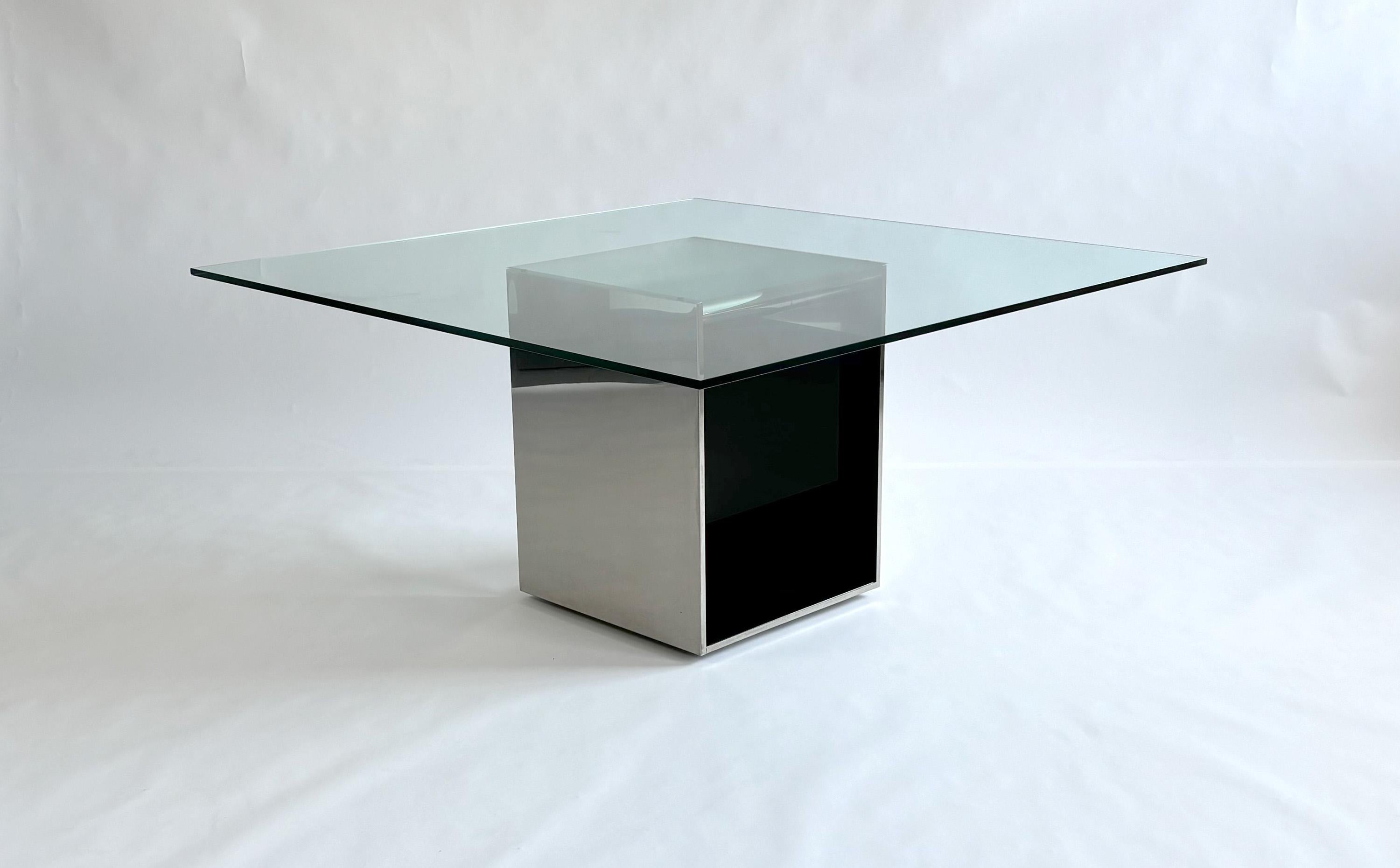 Table Judd par Gabriele & Oscar Buratti pour Acerbis
2001 / 2003
Acier poli, verre noir, plateau en verre transparent avec un carré gravé au centre positionné sur la base.

Inspiré par les œuvres de Donald Judd.