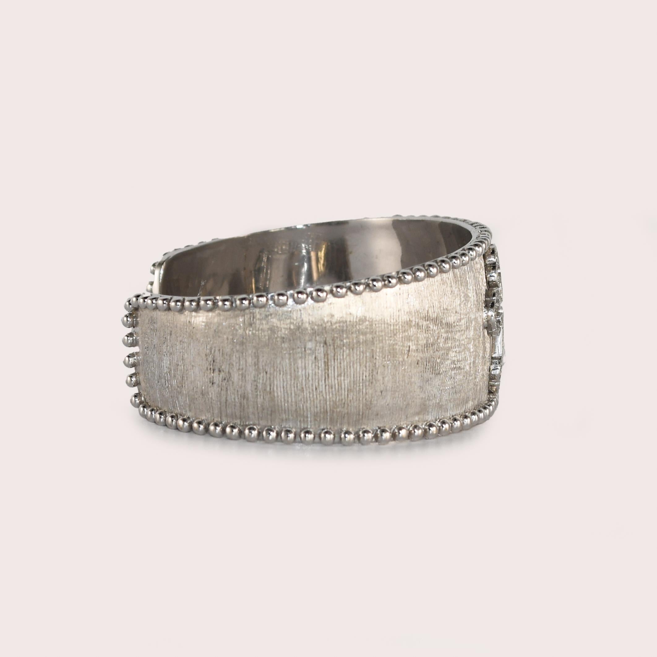 Jude Frances Diamant-Manschettenarmband aus 18 Karat Weißgold (Rundschliff)