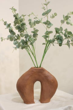 Skulpturale Vase „Jude“ aus gebranntem braunem Terrakotta von Muscellaneous