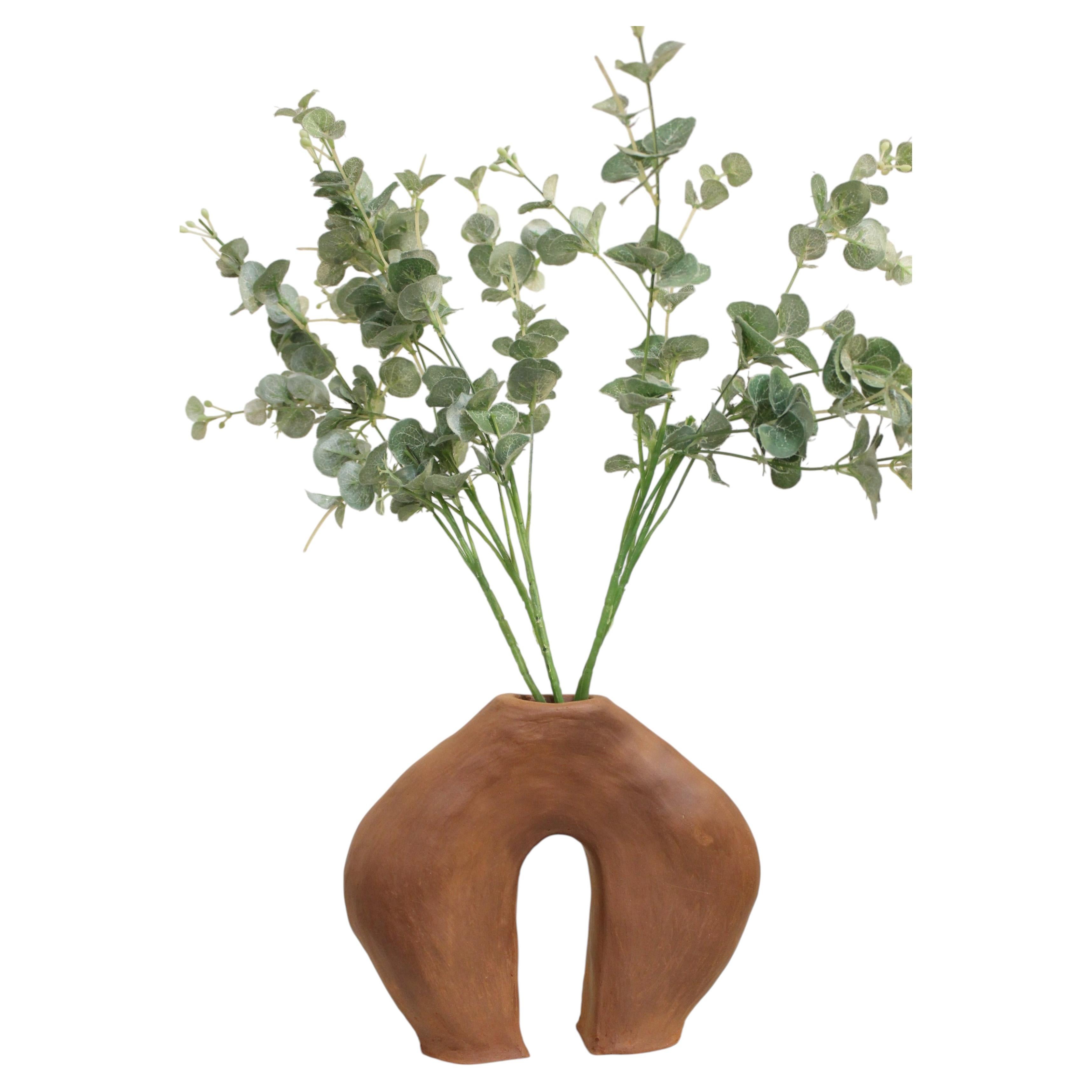 Vase sculptural « Jude » en terre cuite biscuite marron, par Muscellaneous