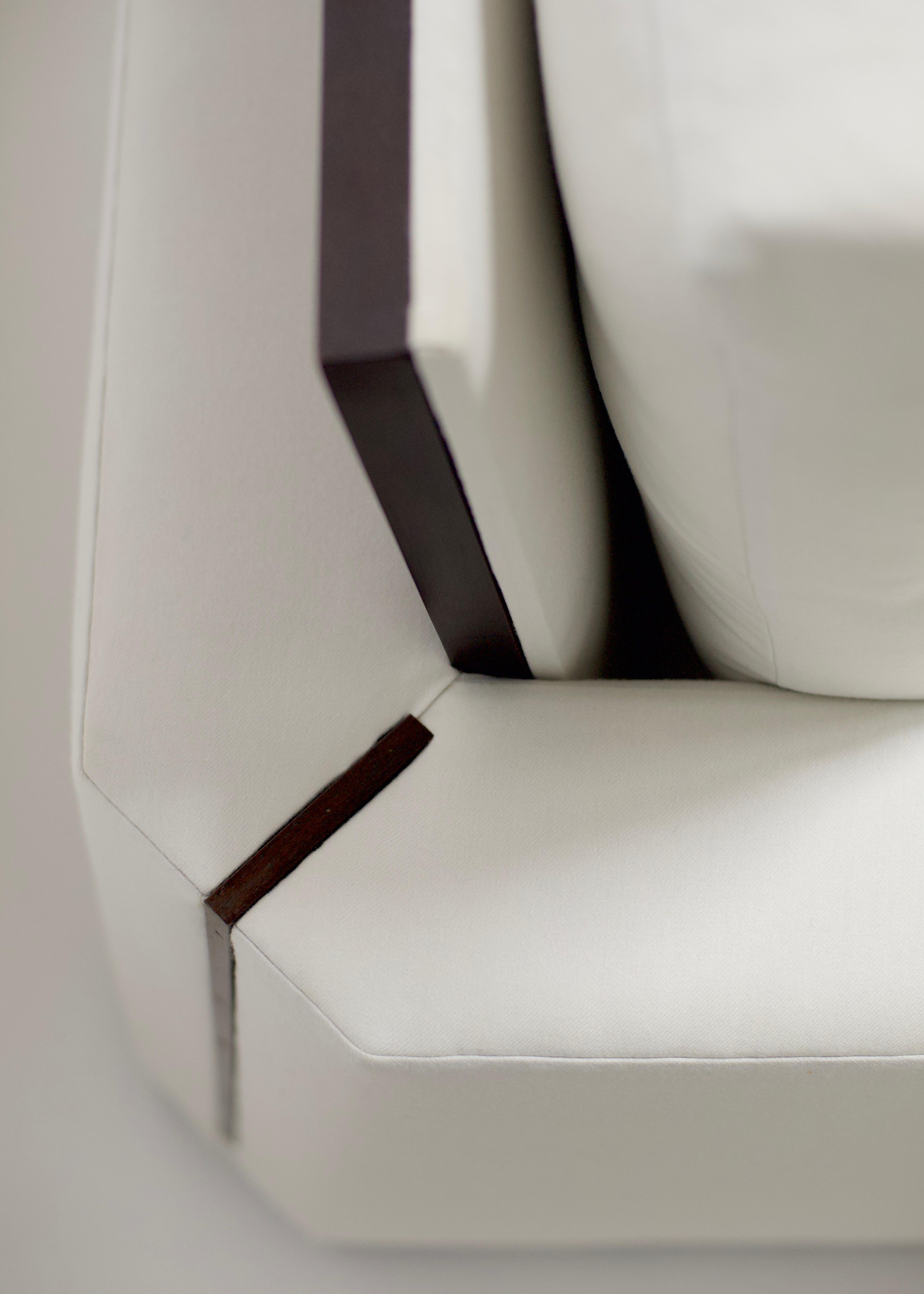 Unser neuestes Stück, das Jude Sofa, ist die perfekte Verbindung von Komfort und Raffinesse. Dieses schlichte, moderne und elegante Stück ist von hinten genauso schön gestaltet wie von vorne. Details aus massivem Walnussholz (oder nach Ihren