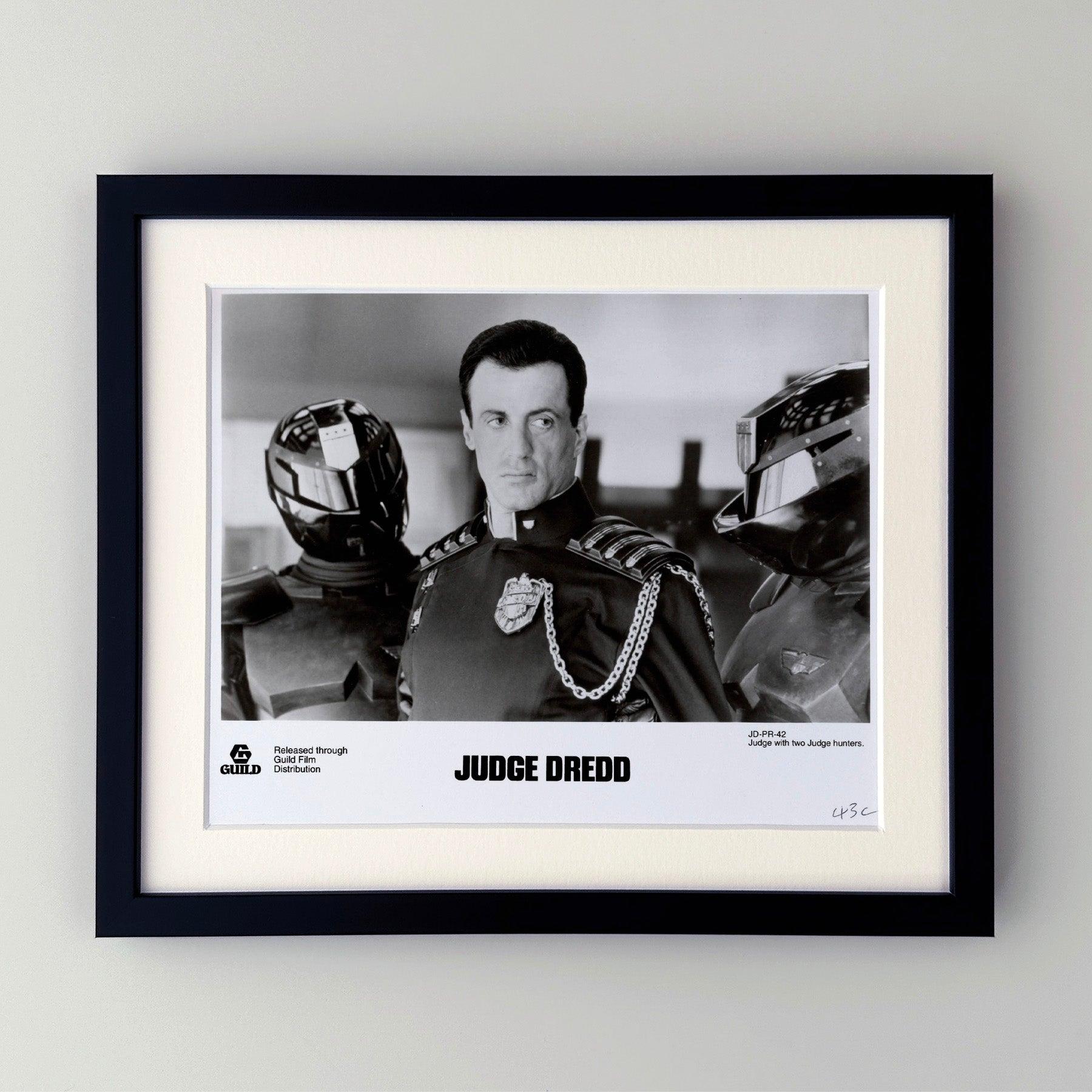 Photo publicitaire originale de 8x10 inches pour Judge Dredd (1995) avec Sylvester Stallone.

Les photos de publicité (film/production) ont été créées pour aider les studios à promouvoir leurs nouveaux films. Les photos ont été incluses dans les