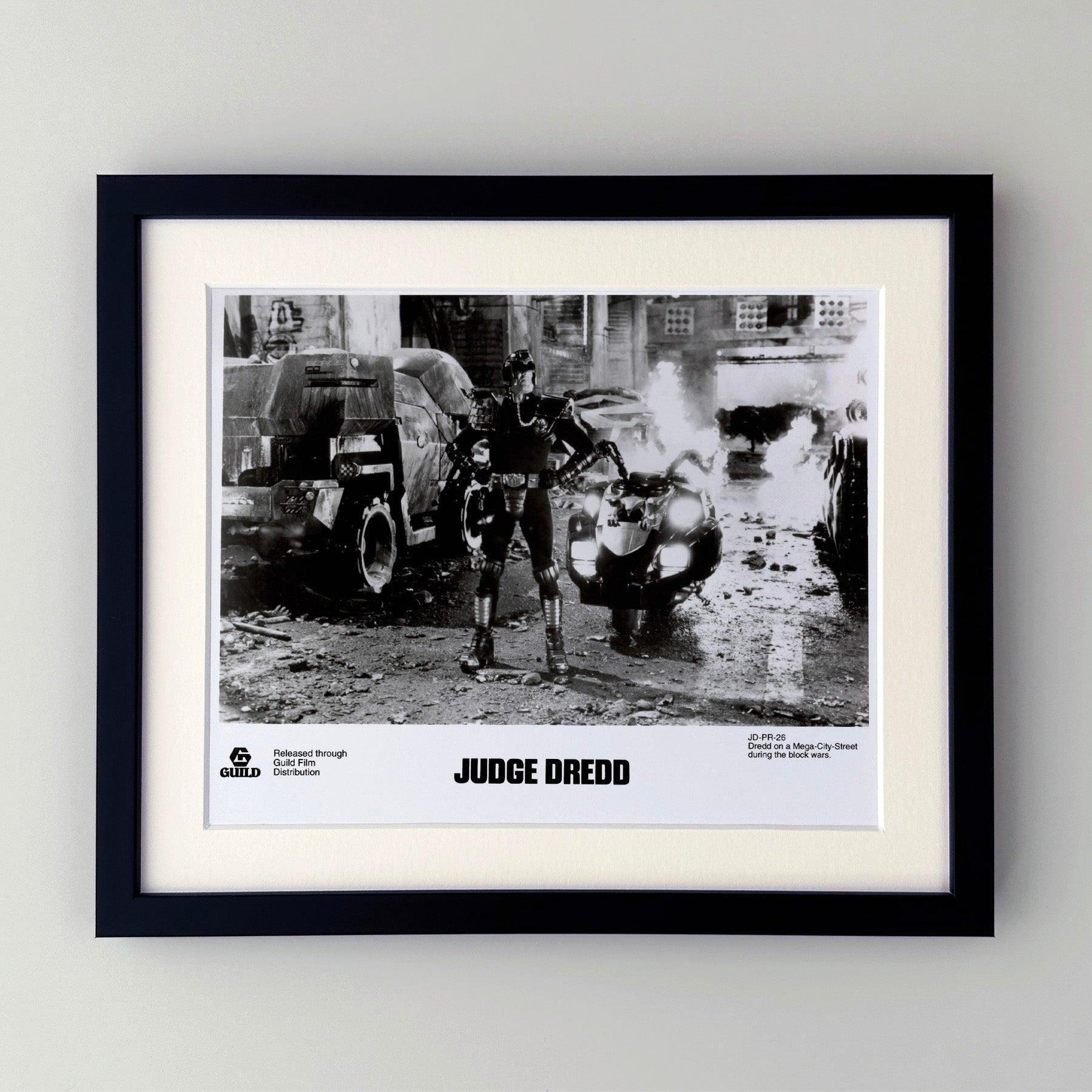 Photo publicitaire originale de 8x10 inches pour Judge Dredd (1995) avec Sylvester Stallone.

Les photos de publicité (film/production) ont été créées pour aider les studios à promouvoir leurs nouveaux films. Les photos ont été incluses dans les