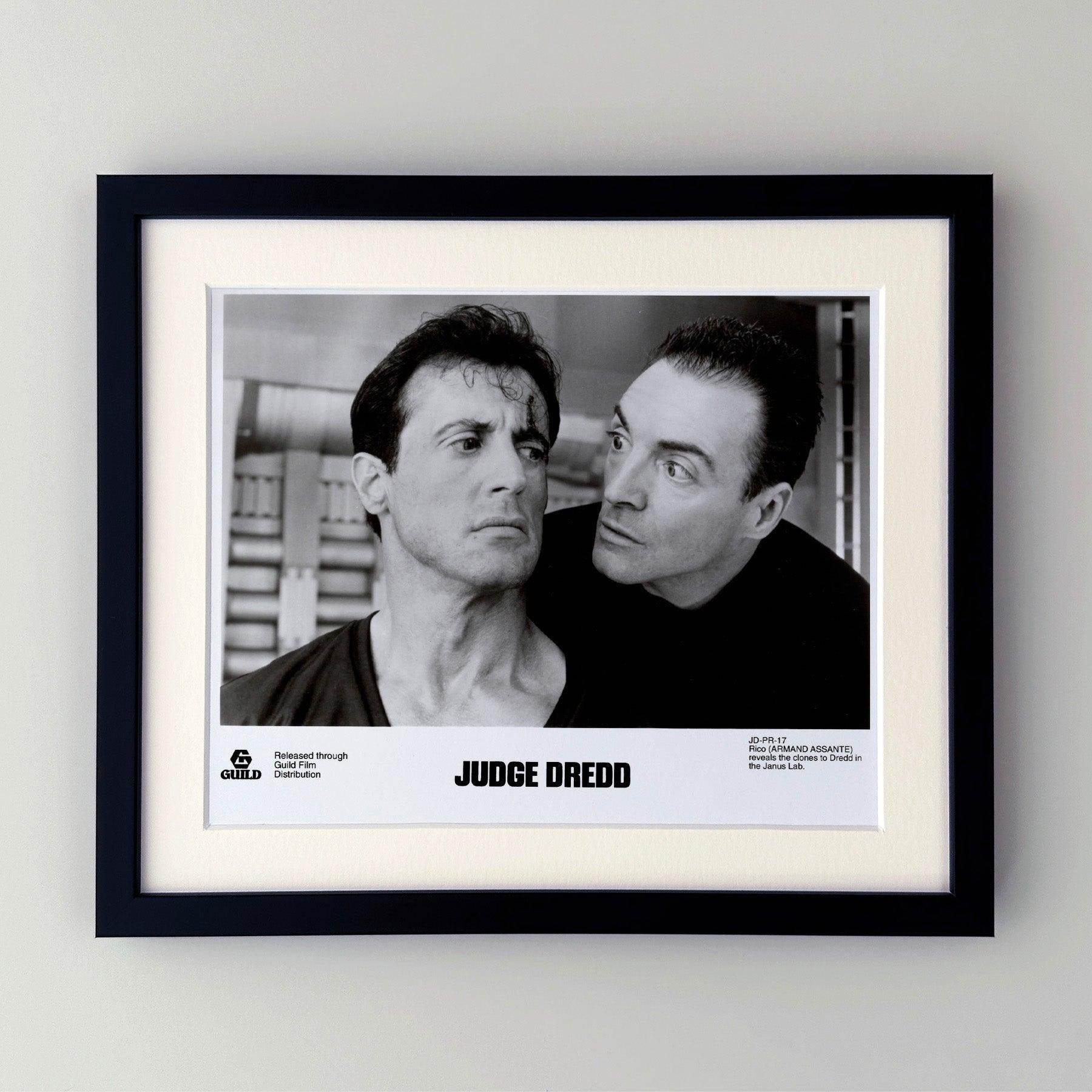 Photo publicitaire originale de 8x10 inches pour Judge Dredd (1995) avec Sylvester Stallone.

Les photos de publicité (film/production) ont été créées pour aider les studios à promouvoir leurs nouveaux films. Les photos ont été incluses dans les