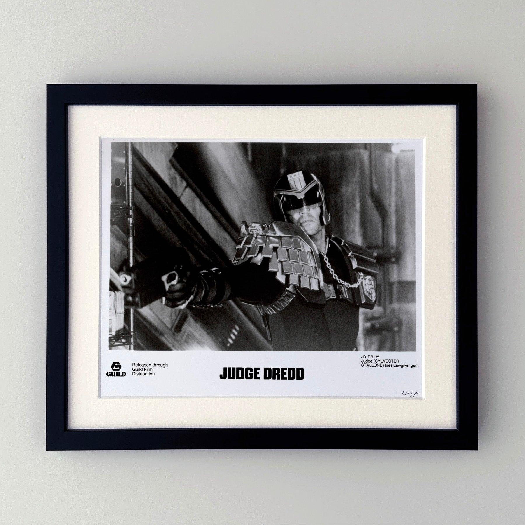 Photo publicitaire originale de 8x10 inches pour Judge Dredd (1995) avec Sylvester Stallone.

Les photos de publicité (film/production) ont été créées pour aider les studios à promouvoir leurs nouveaux films. Les photos ont été incluses dans les
