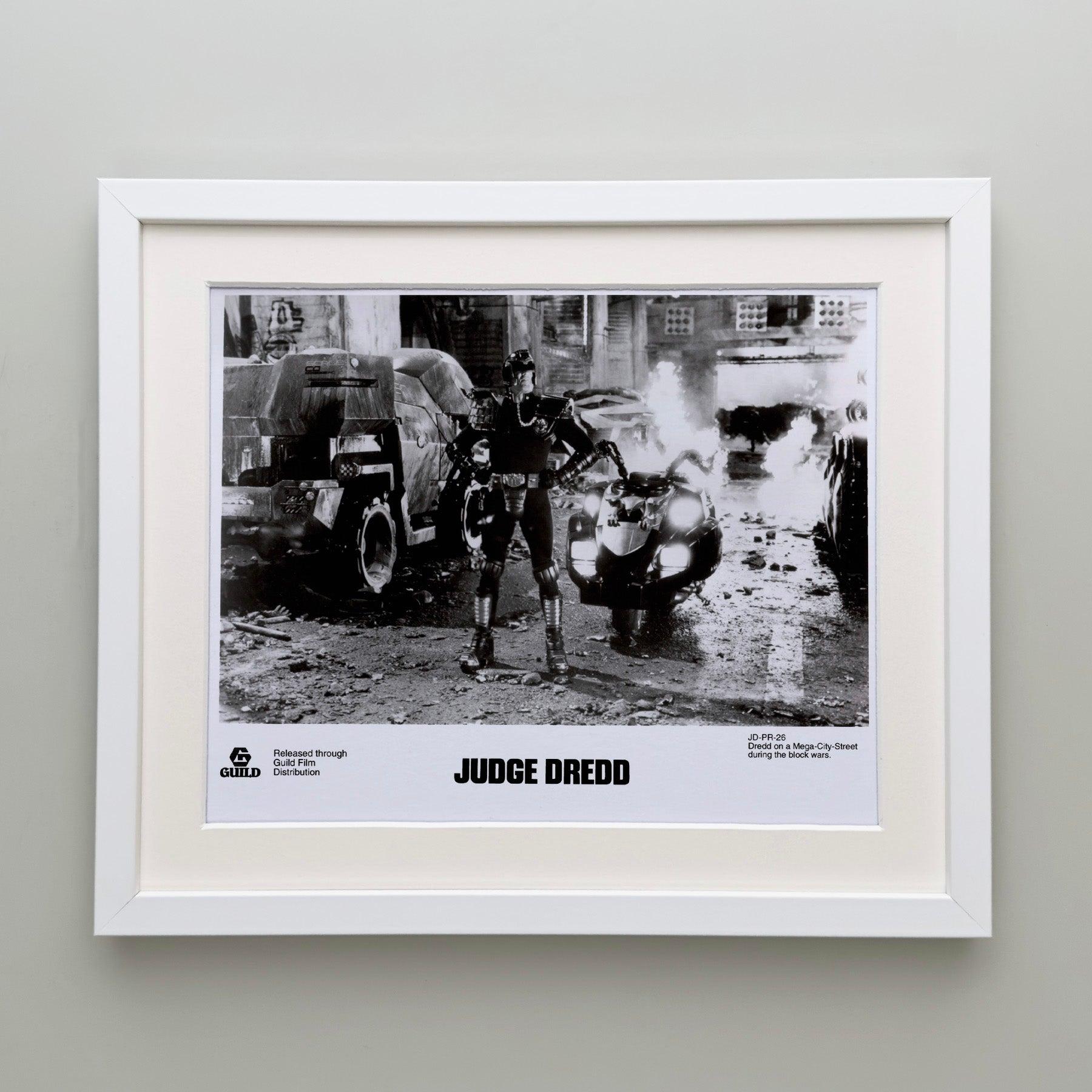 Judge Dredd 1995 Publicity Film Movie Press Still Framed Excellent état - En vente à Bath, Somerset