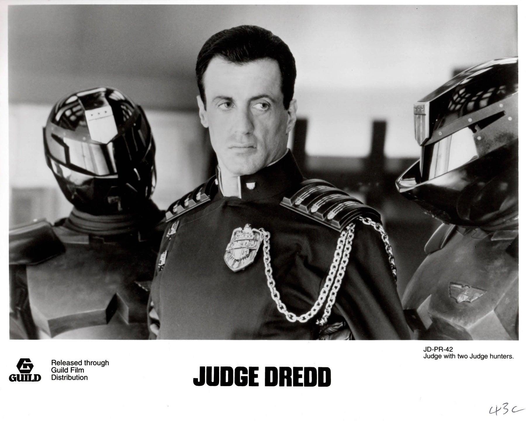 Papier Judge Dredd 1995 Publicity Film Movie Press Still Framed en vente