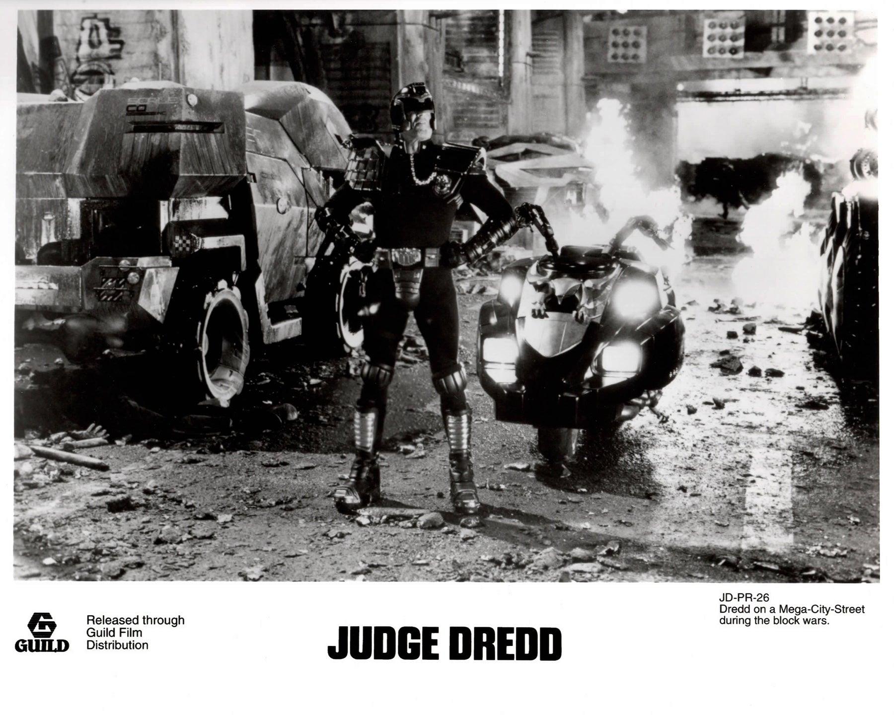 Papier Judge Dredd 1995 Publicity Film Movie Press Still Framed en vente