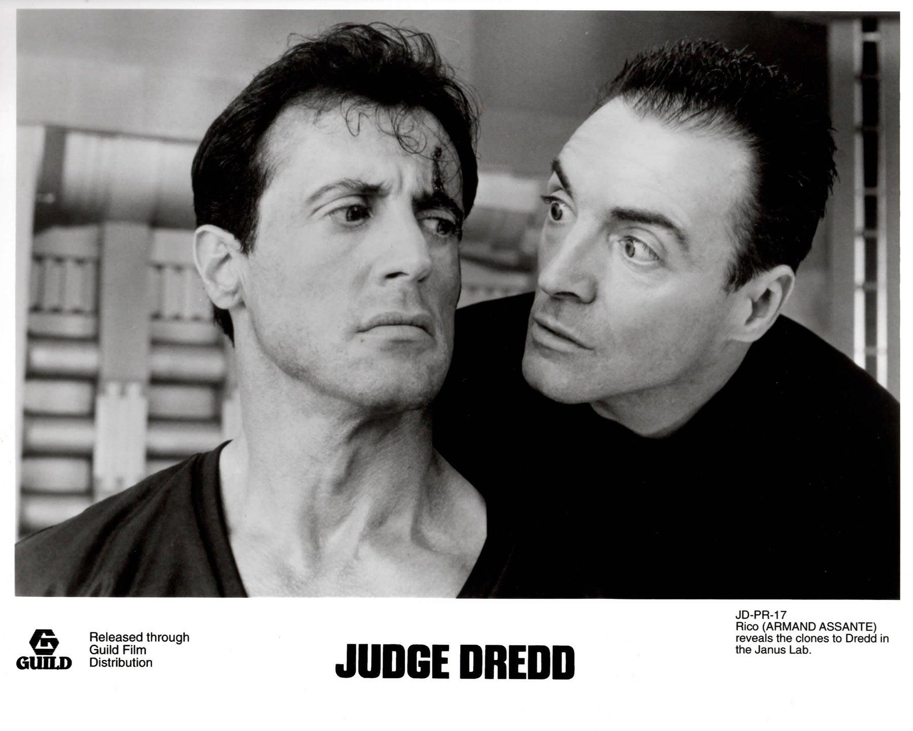 Papier Judge Dredd 1995 Publicity Film Movie Press Still Framed en vente