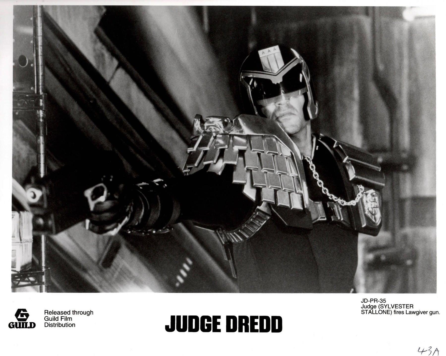 Papier Judge Dredd 1995 Publicity Film Movie Press Still Framed en vente