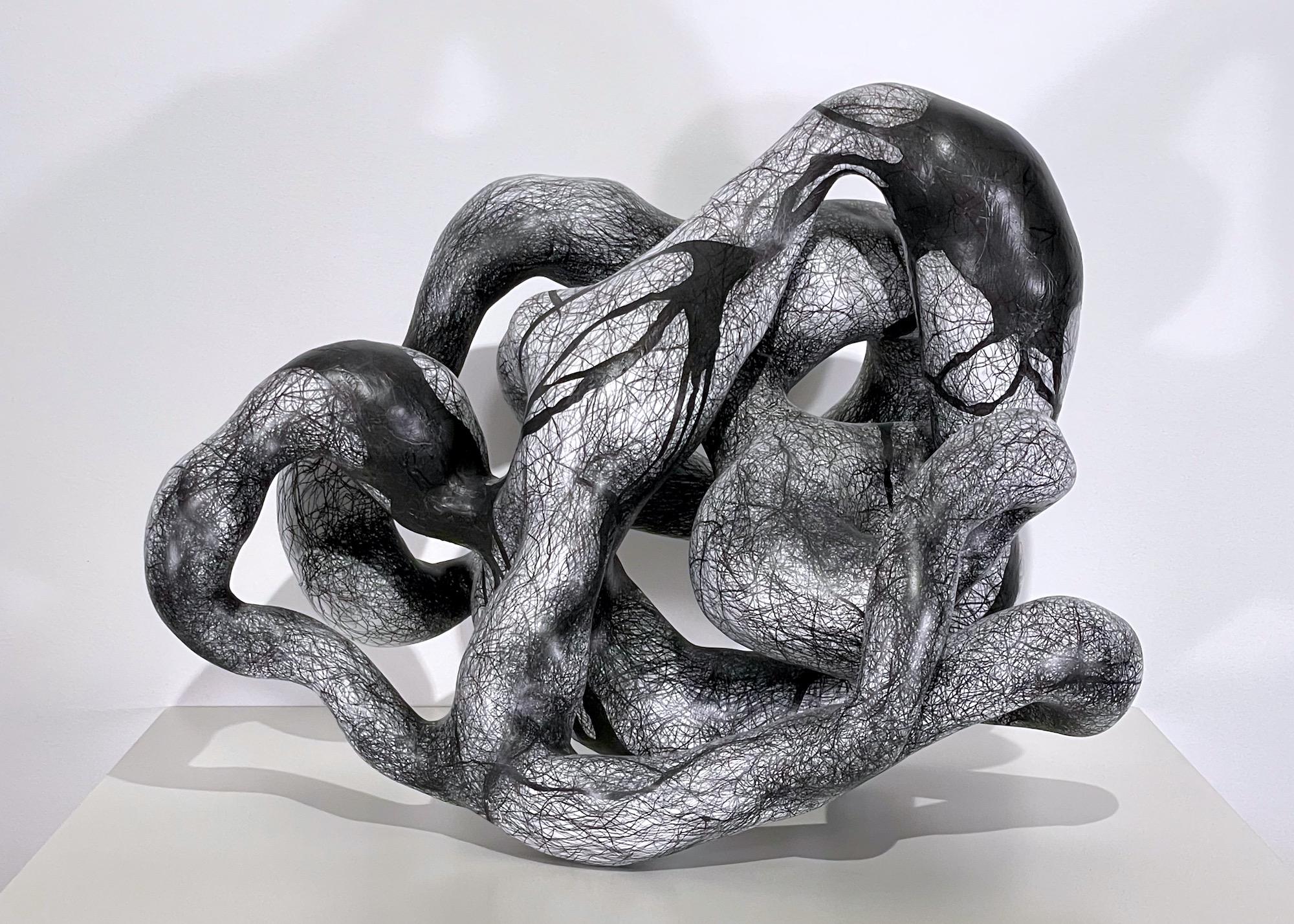 Skulptur aus abstrakter, schwarzer und weißer Ton: „Twine“ (Zeitgenössisch), Sculpture, von Judi Tavill