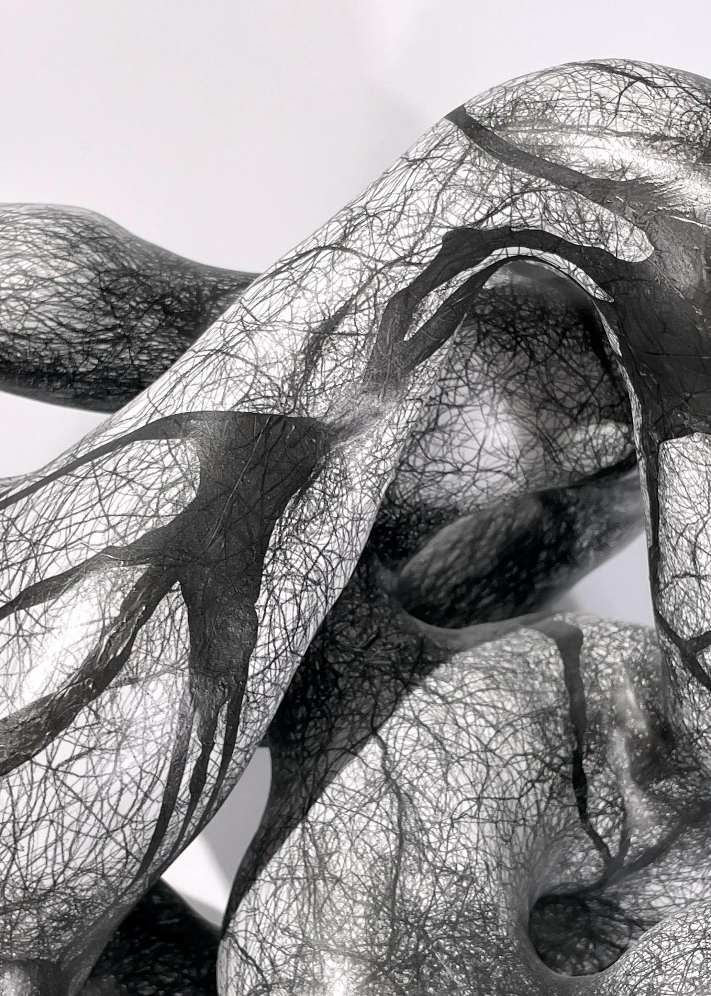 Skulptur aus abstrakter, schwarzer und weißer Ton: „Twine“ (Grau), Abstract Sculpture, von Judi Tavill