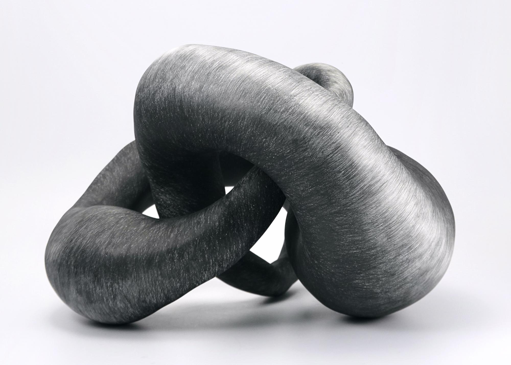 Abstrakte, abstrakte, schwarz-weiße Tonskulptur: Konsole – Sculpture von Judi Tavill