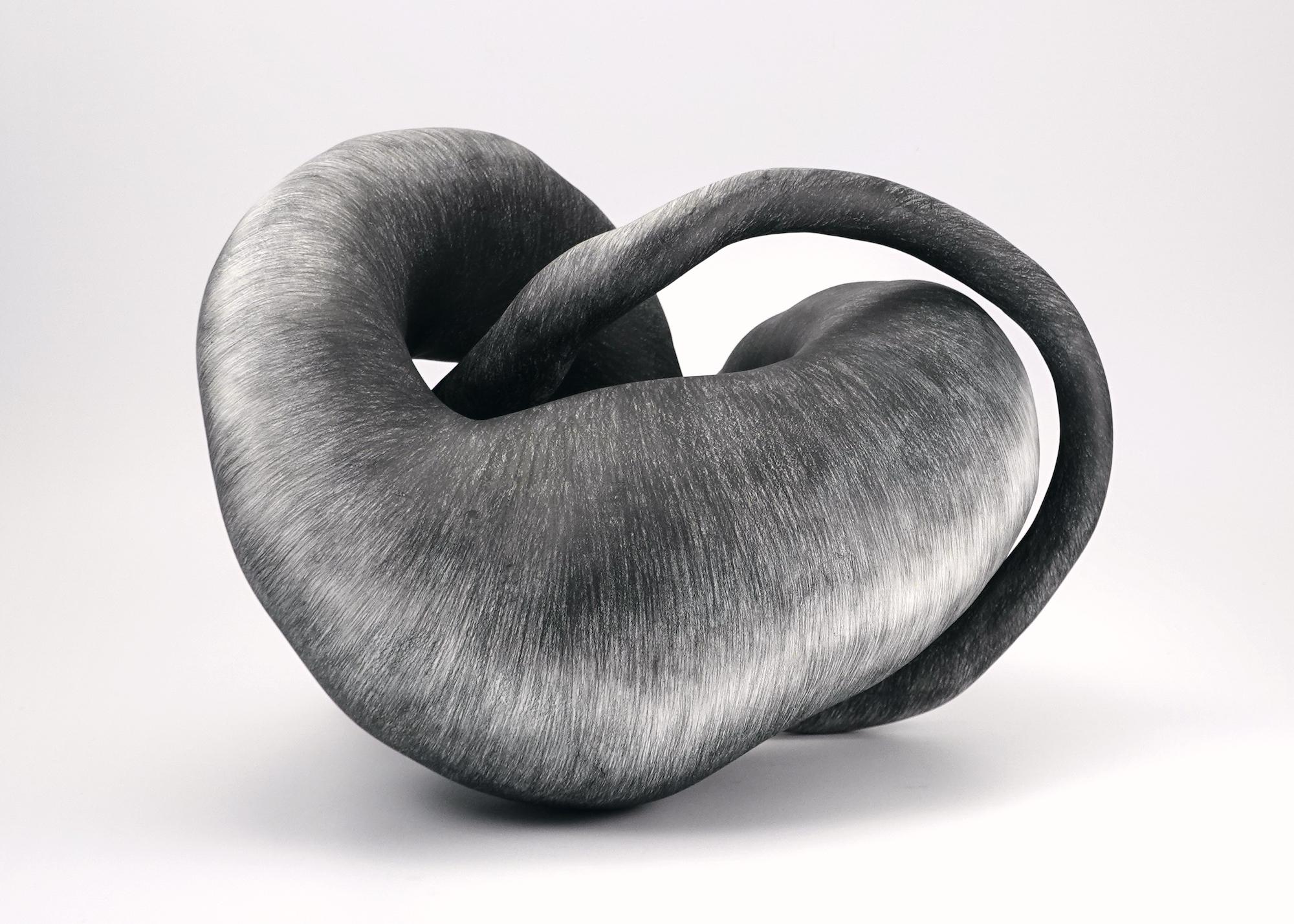Abstrakte, abstrakte, schwarz-weiße Tonskulptur: Konsole (Grau), Abstract Sculpture, von Judi Tavill