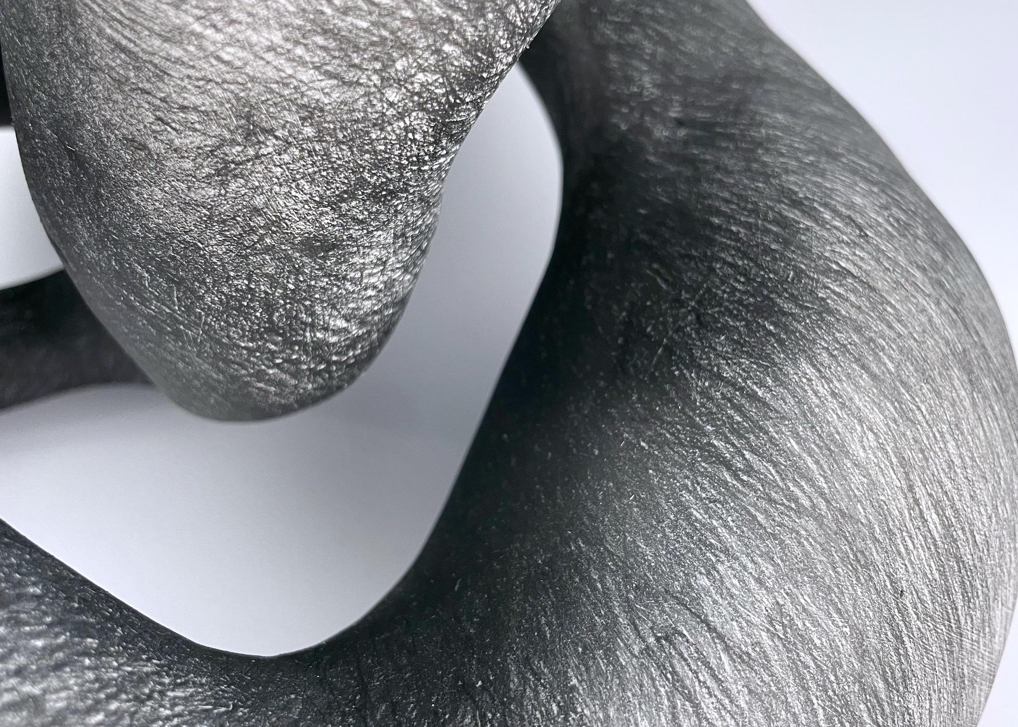 Escultura abstracta de arcilla en blanco y negro: 'Consola - Abstract Sculpture Gris de Judi Tavill
