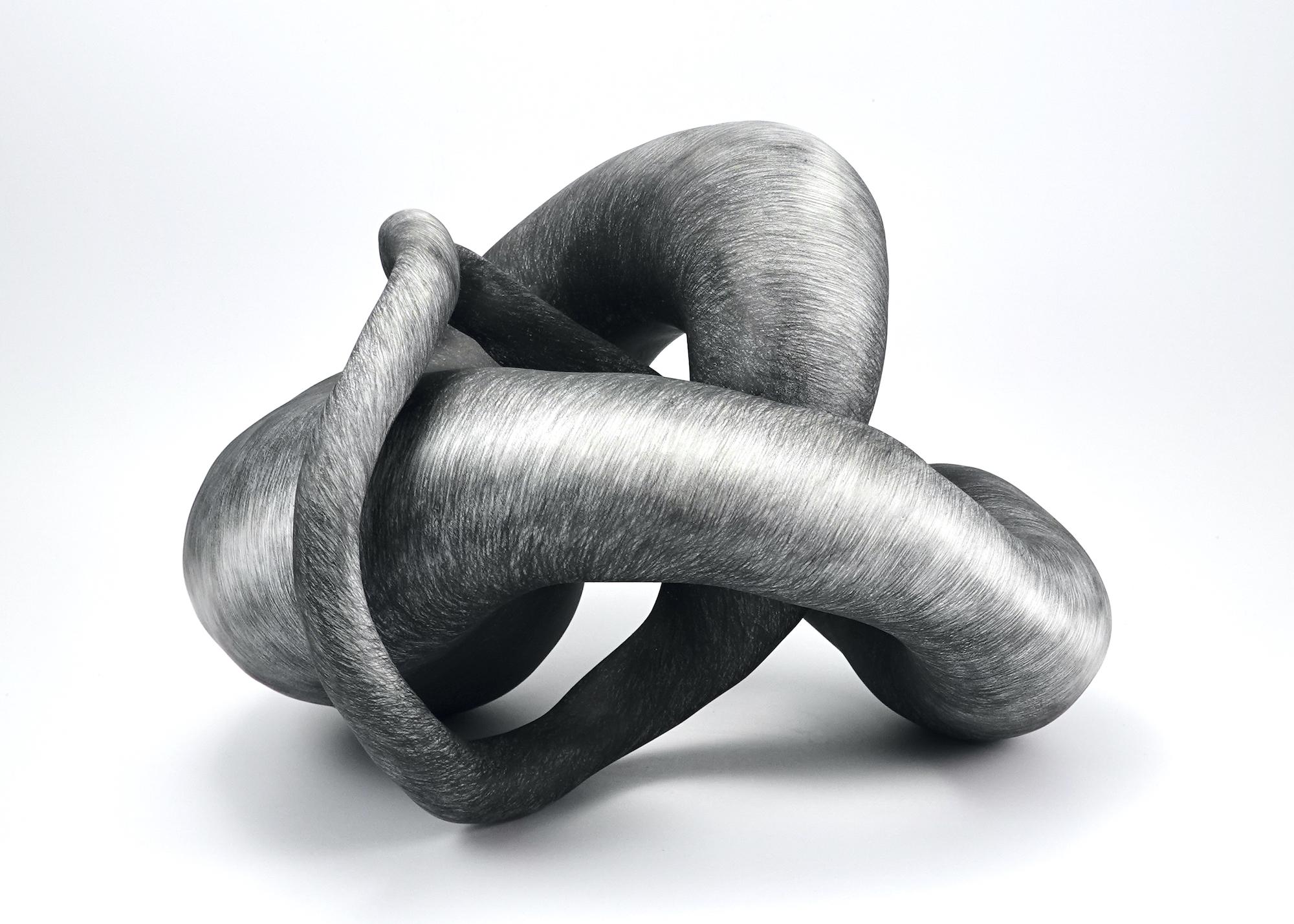 Judi Tavill Abstract Sculpture – Abstrakte, abstrakte, schwarz-weiße Tonskulptur: Konsole
