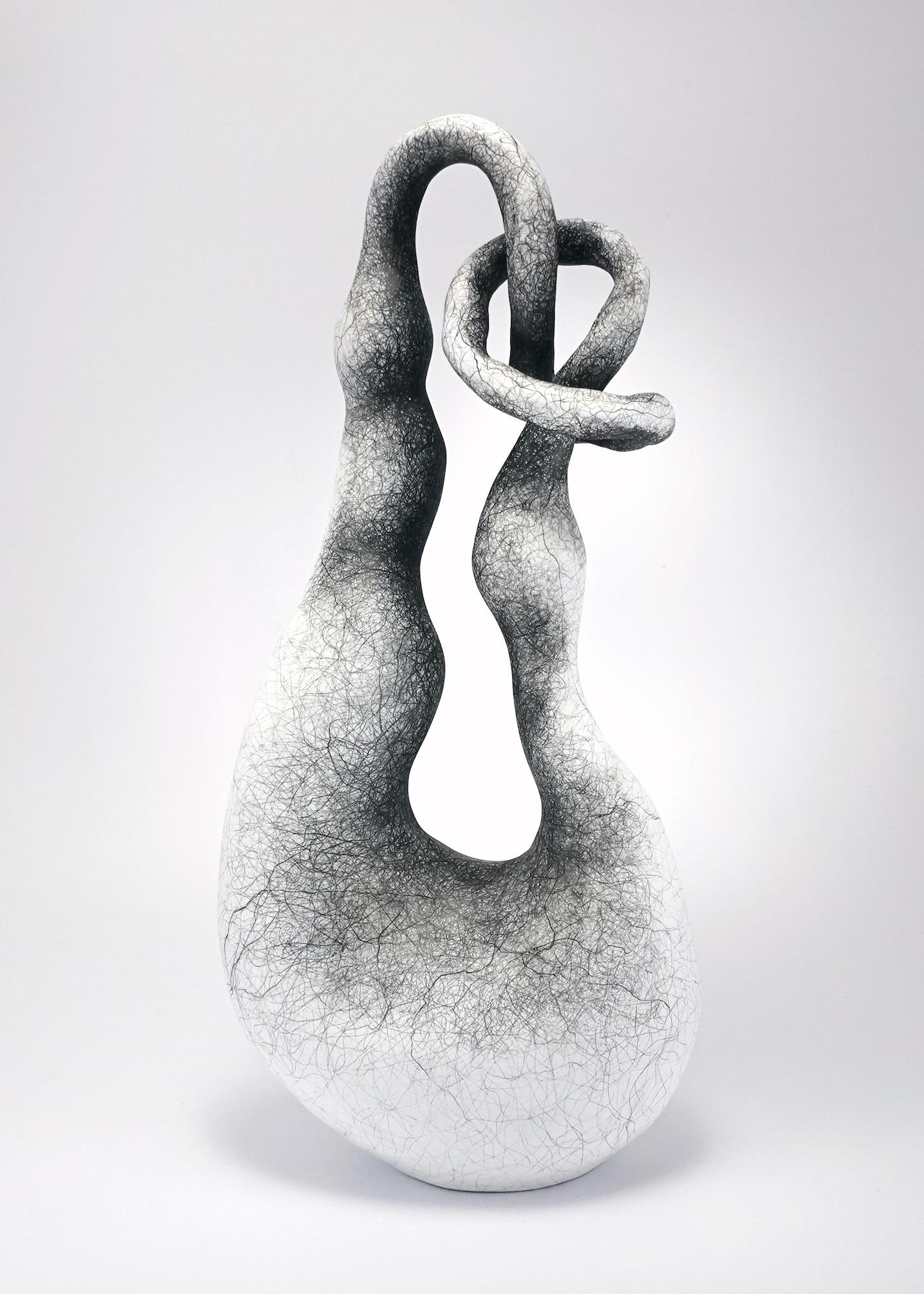 Judi Tavill Abstract Sculpture – Abstrakte, schwarz-weiße Tonskulptur: „Knoten“
