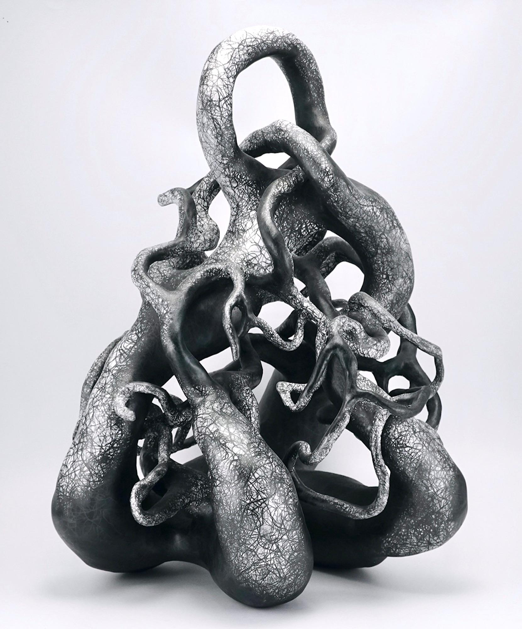 Abstrakte, abstrakte, schwarz-weiße Tonskulptur: „Probe“ – Sculpture von Judi Tavill