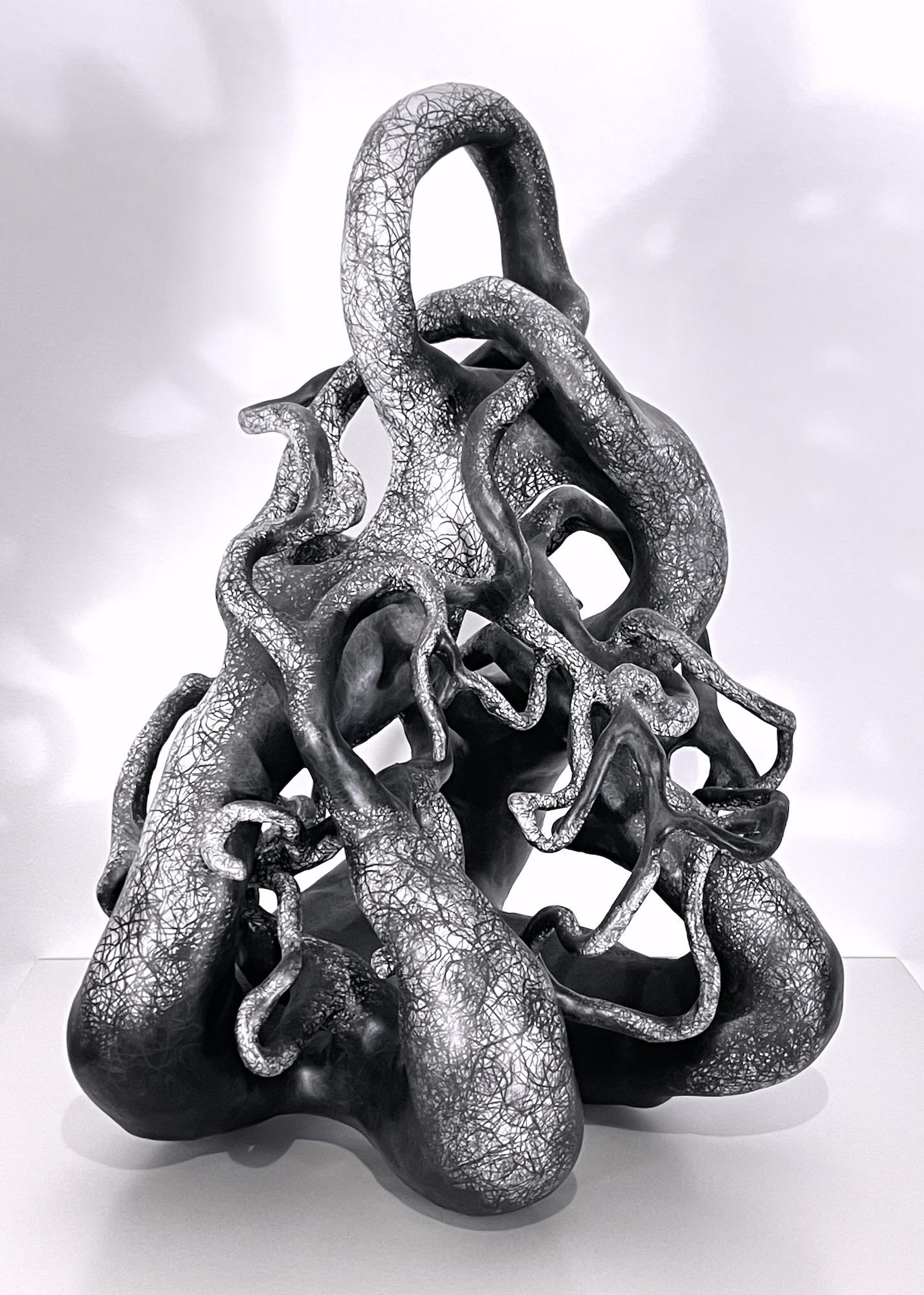 Abstrakte, abstrakte, schwarz-weiße Tonskulptur: „Probe“ (Grau), Abstract Sculpture, von Judi Tavill