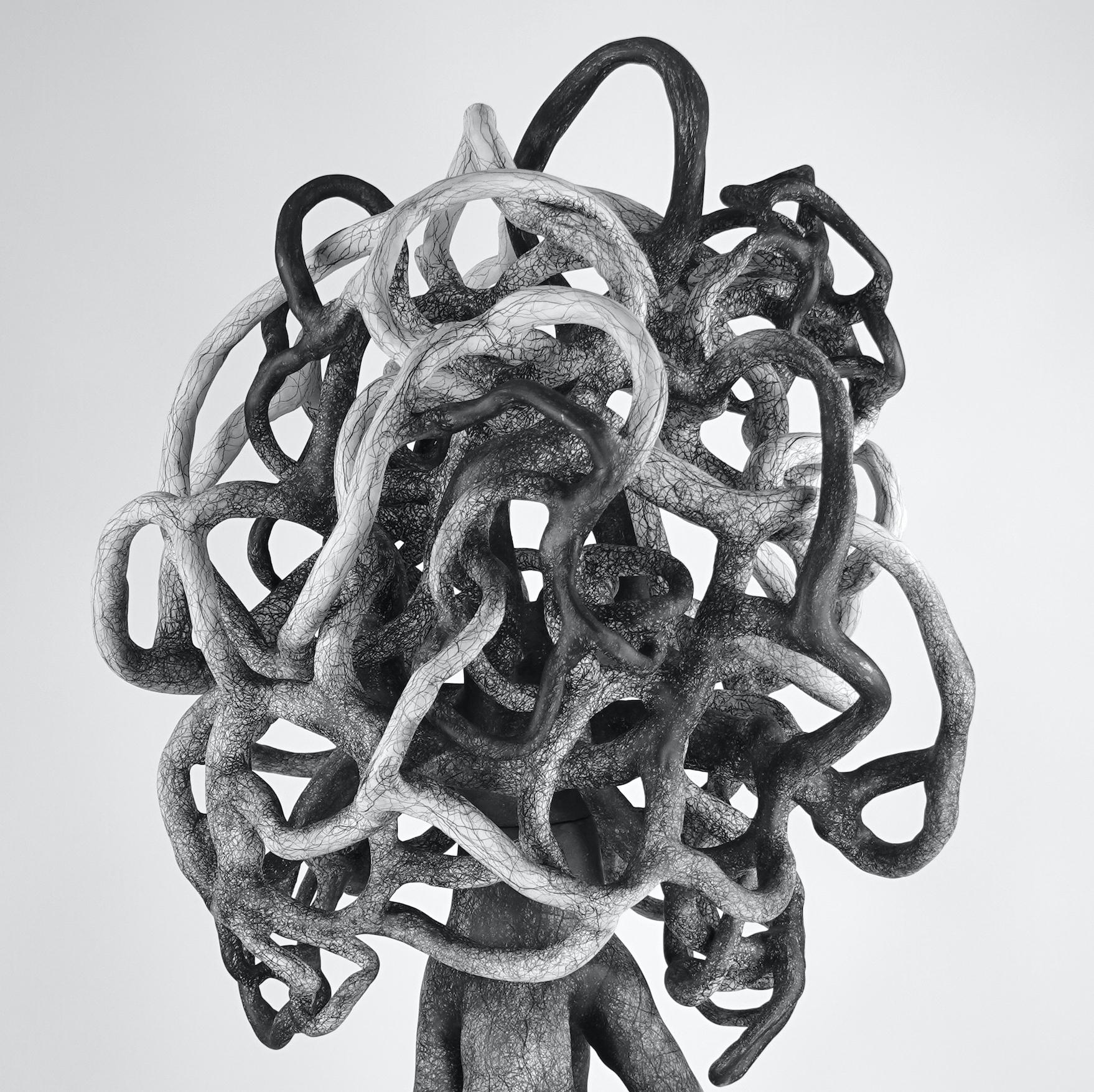 Abstrakte minimalistische Tonskulptur: „Escalate“ – Sculpture von Judi Tavill