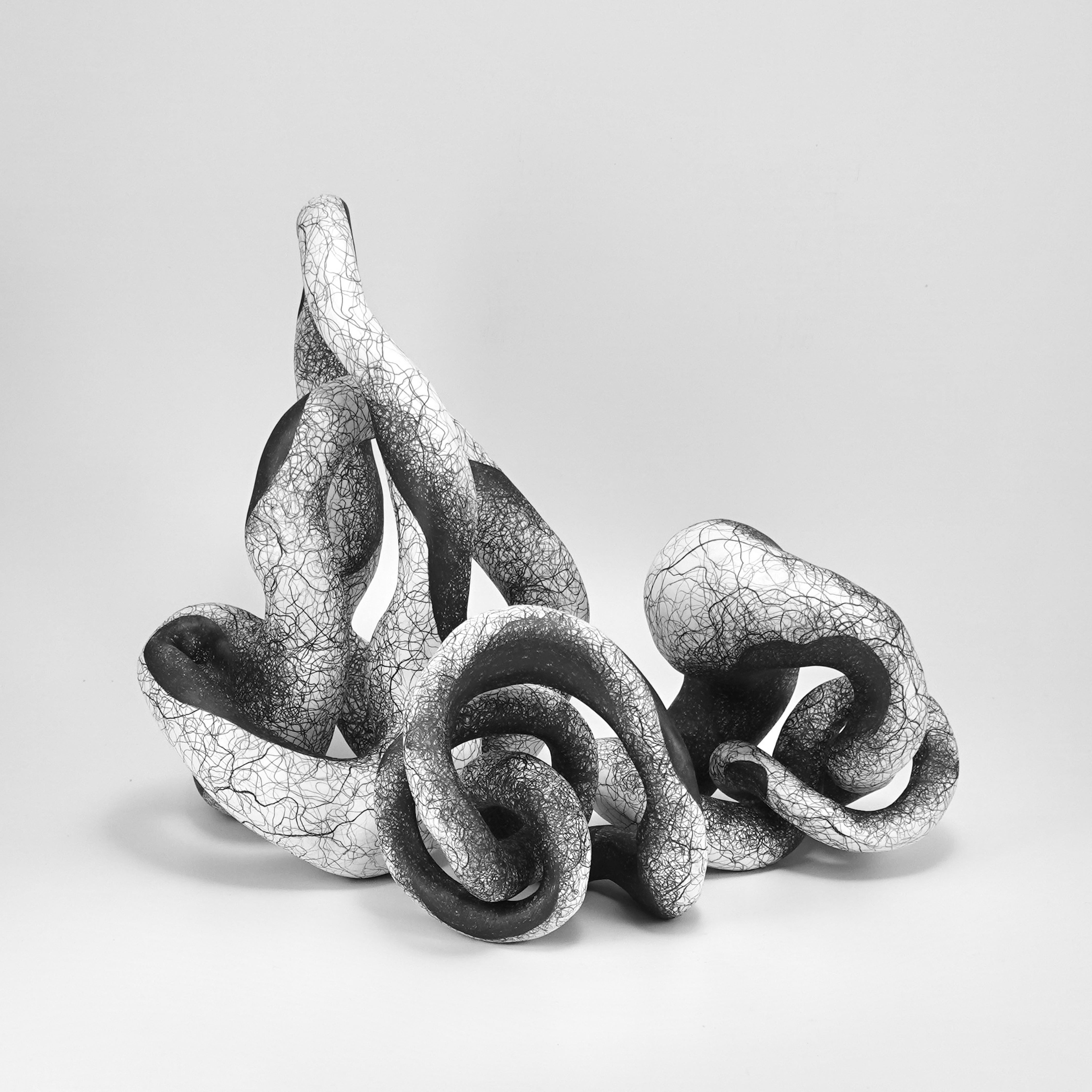 Judi Tavill Abstract Sculpture – Abstrakte minimalistische Ton-Skulptur: „Tangle Trio“
